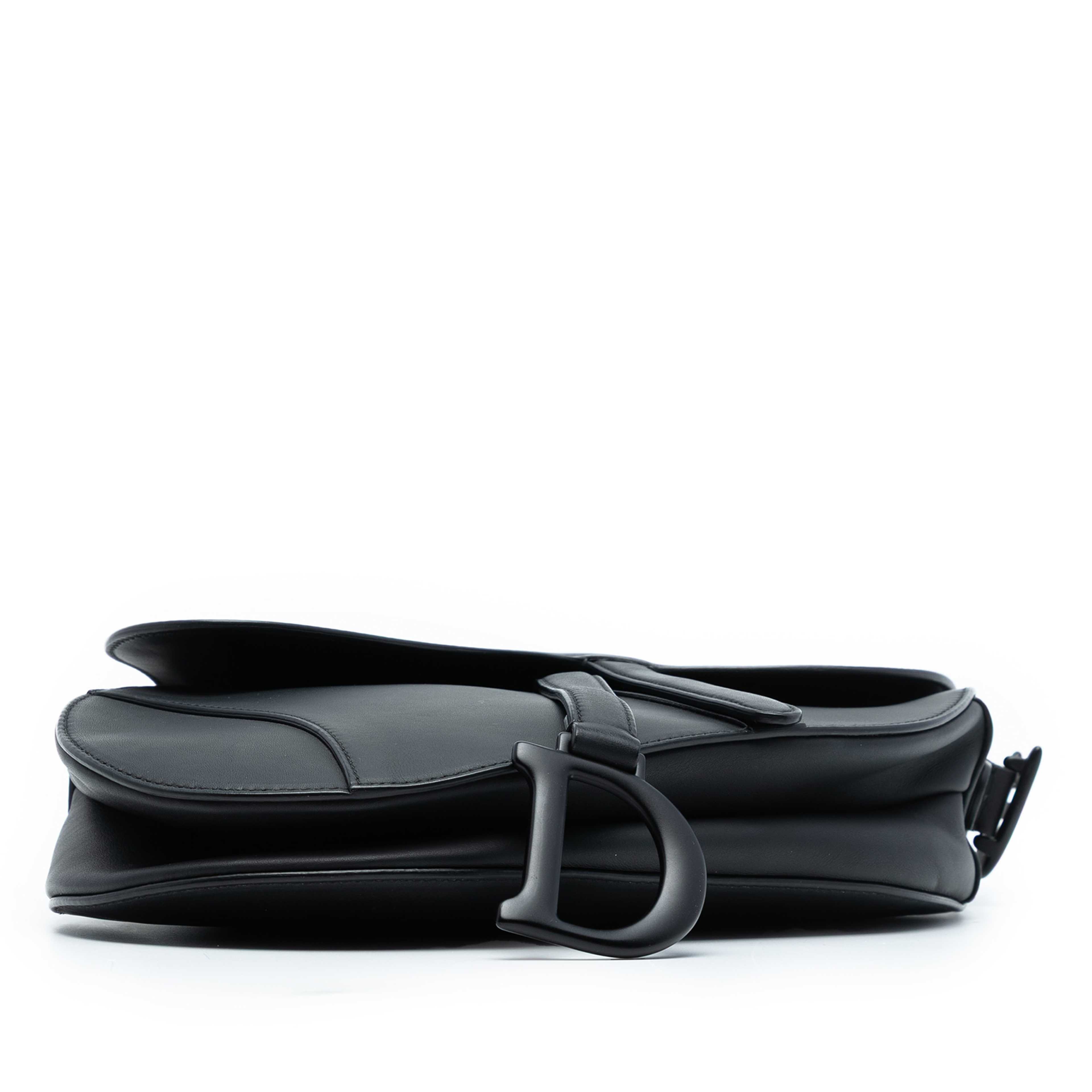 Dior Ultra Matte Calfskin Saddle Bag, från Luxclusif, i färgen black. Klicka för att öppna bilden i stort format