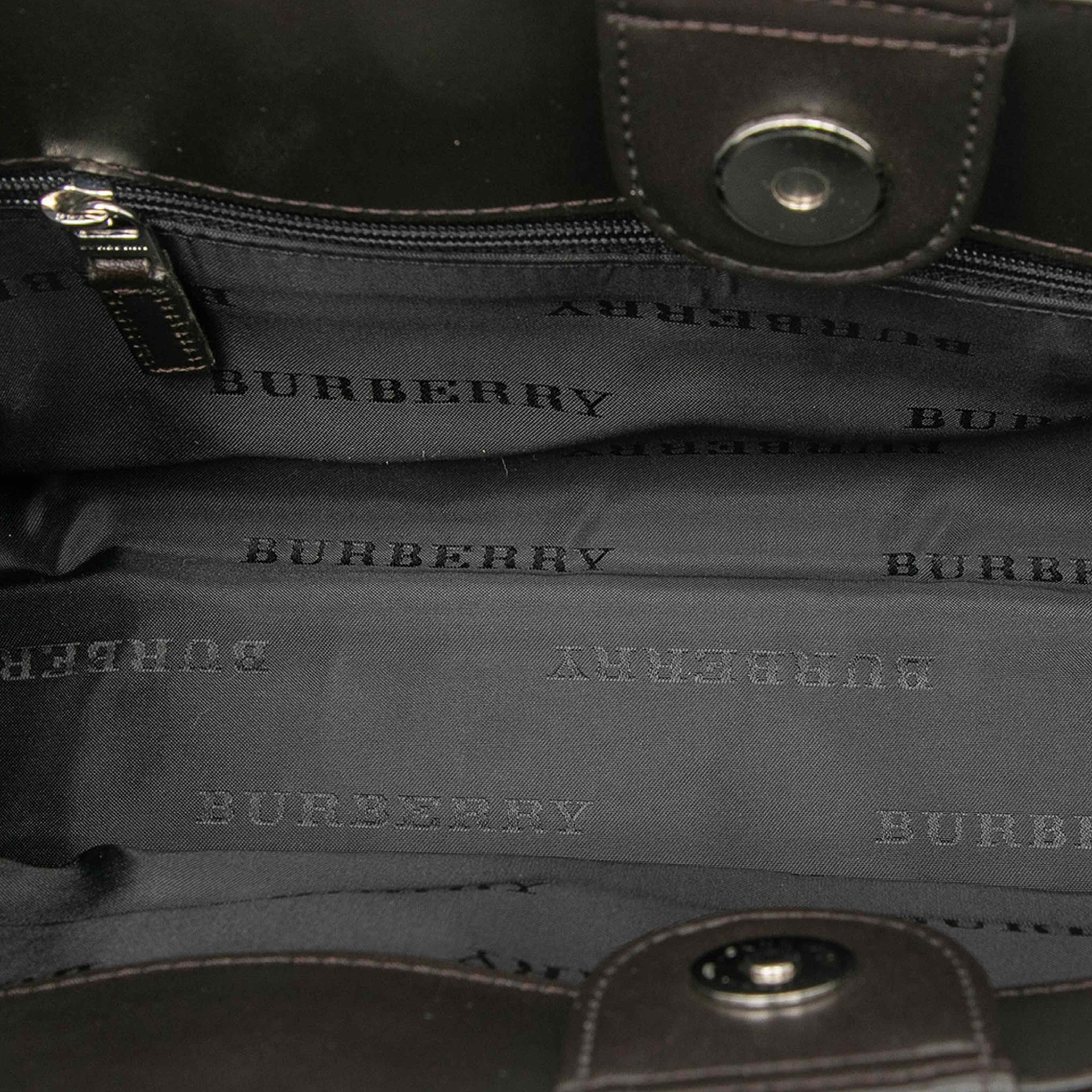 Burberry House Check Canvas Handbag, från Luxclusif, i färgen beige. Klicka för att öppna bilden i stort format