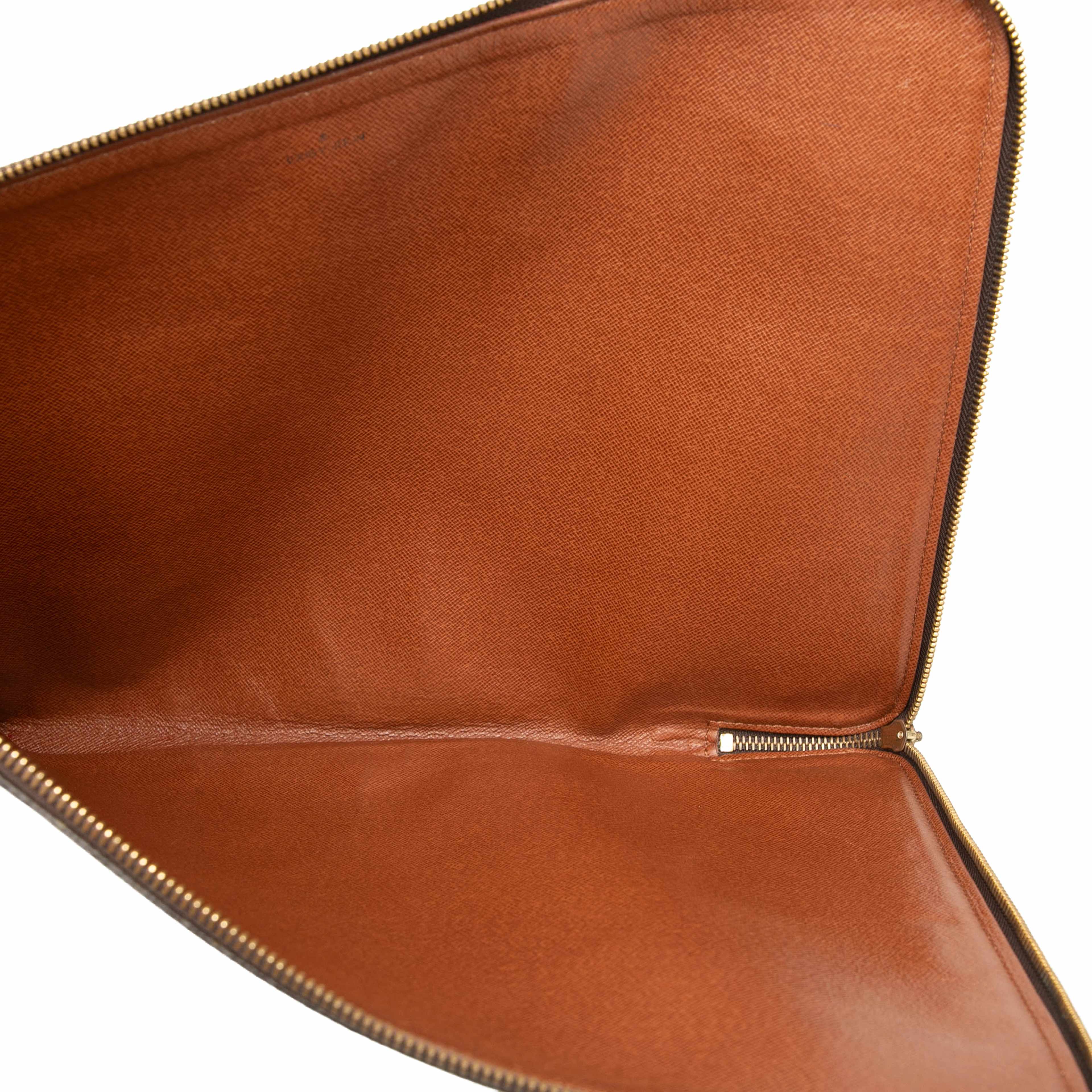 Louis Vuitton Monogram Poche Documents Portfolio, från Luxclusif, i färgen brun. Klicka för att öppna bilden i stort format