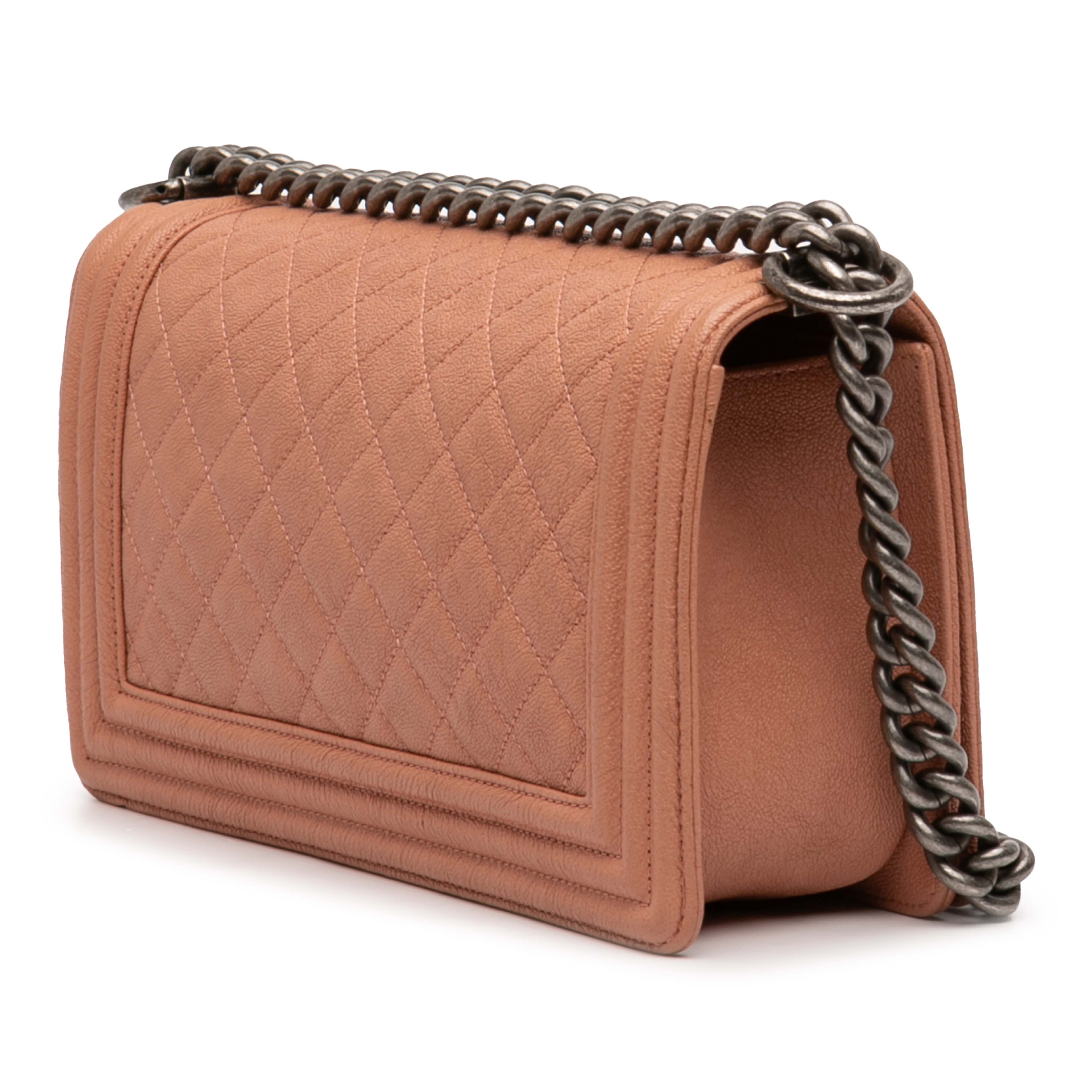 Chanel Old Medium Quilted Caviar Boy Flap, från Luxclusif, i färgen light brown. Klicka för att öppna bilden i stort format