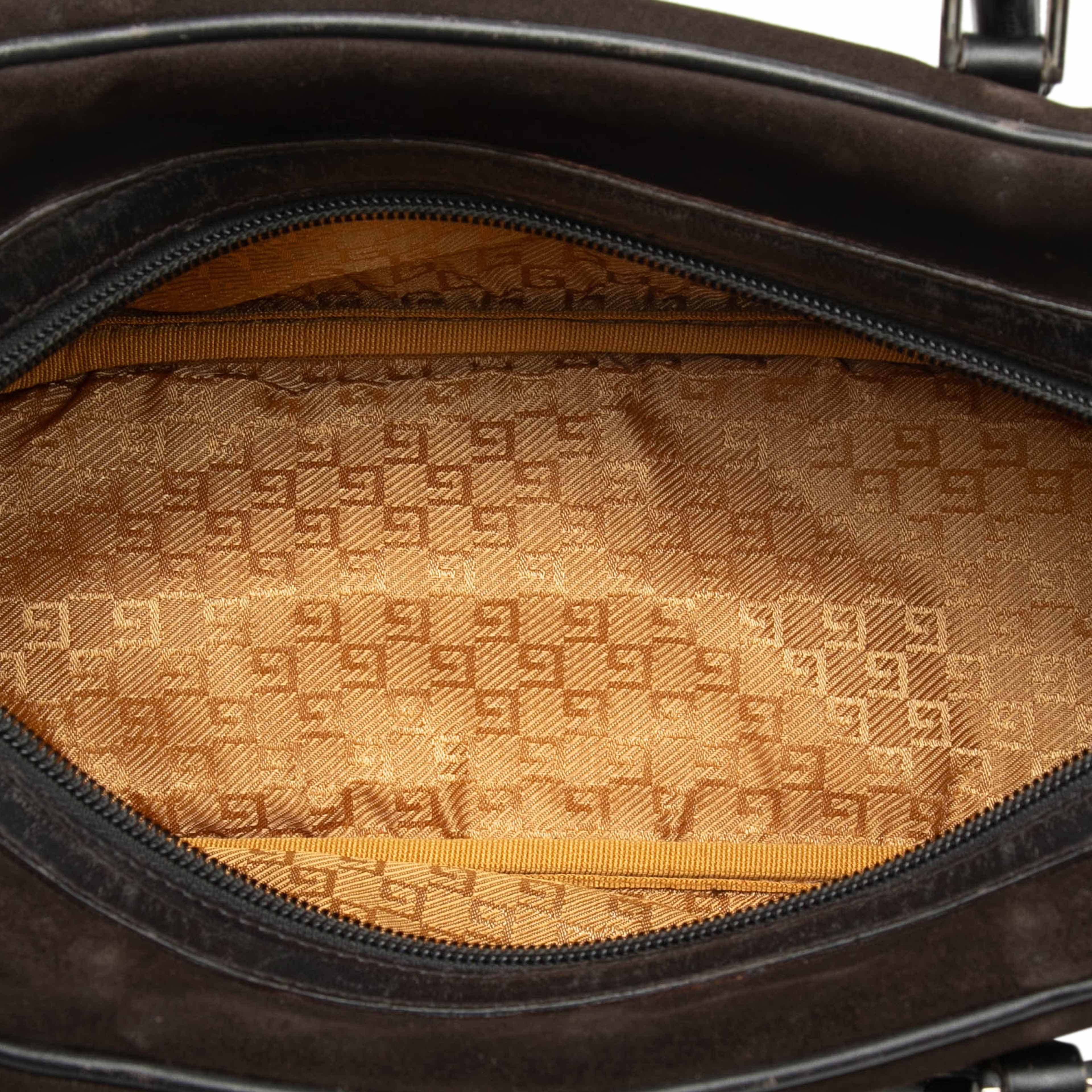 Gucci Suede Bamboo Handbag, från Luxclusif, i färgen dark brown. Klicka för att öppna bilden i stort format