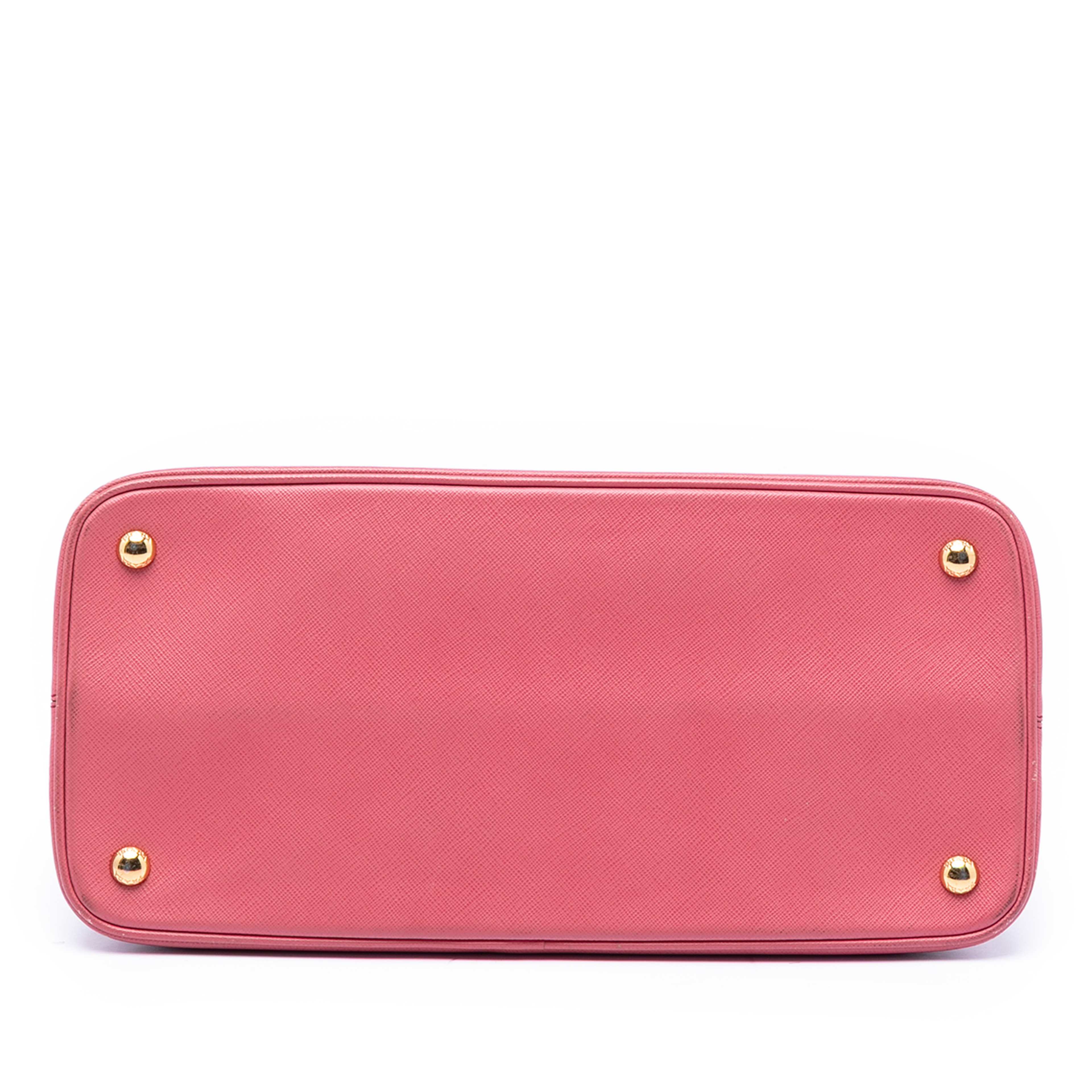Prada Medium Saffiano Lux Open Promenade Satchel, från Luxclusif, i färgen rosa. Klicka för att öppna bilden i stort format