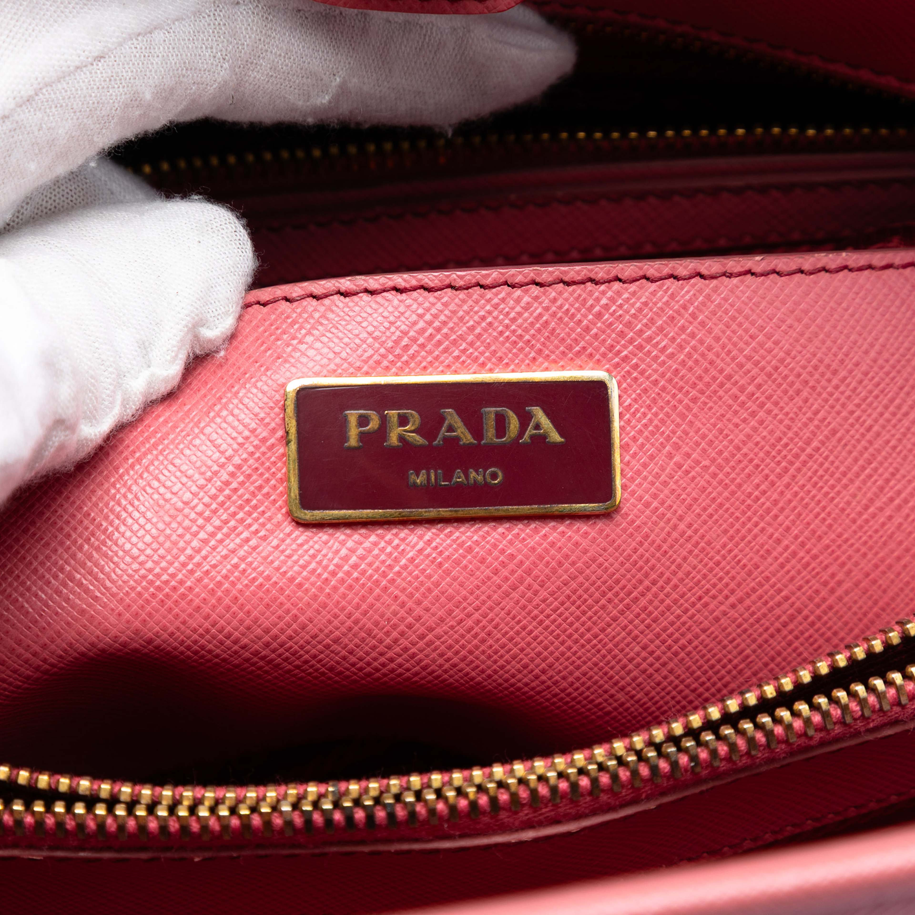 Prada Medium Saffiano Lux Open Promenade Satchel, från Luxclusif, i färgen rosa. Klicka för att öppna bilden i stort format