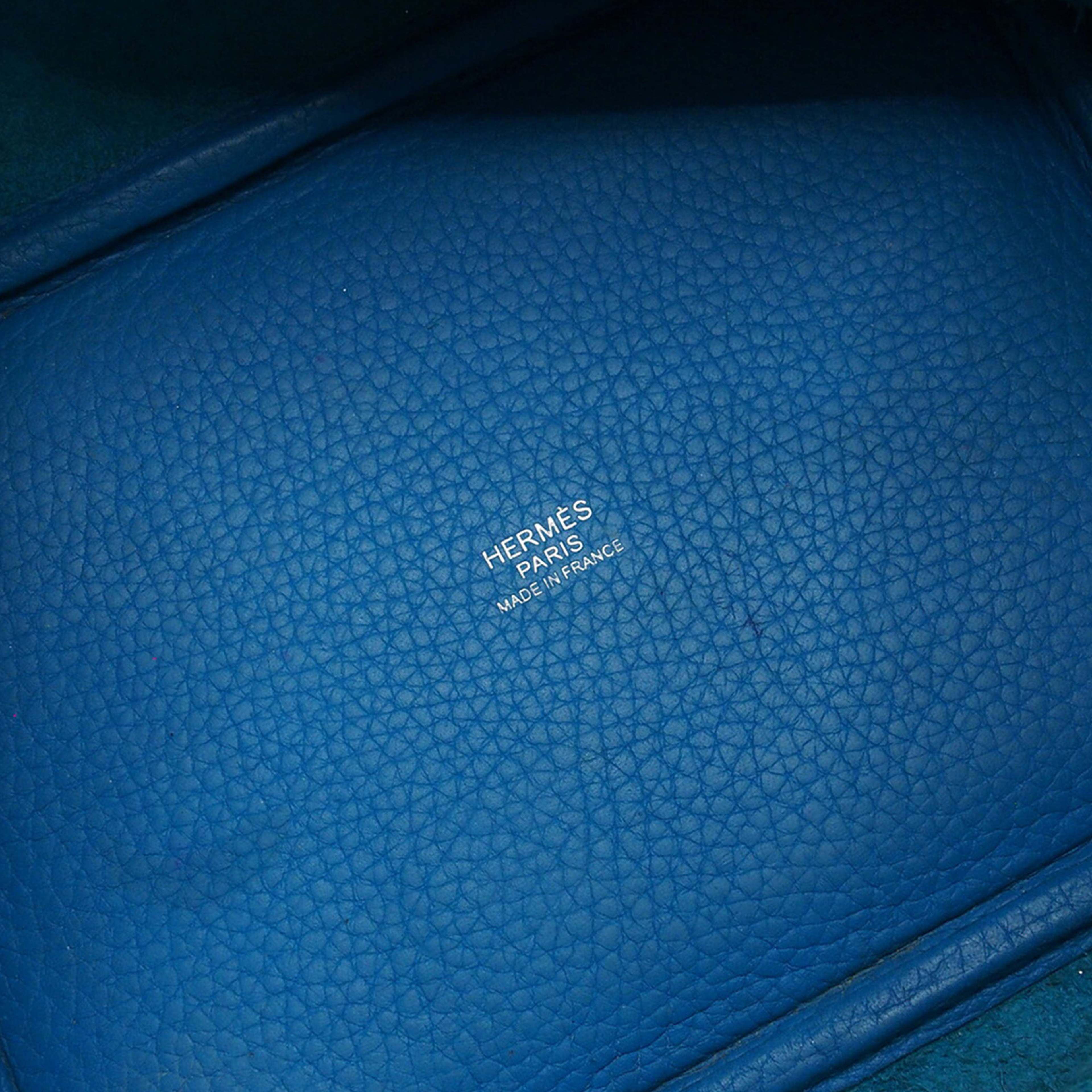 Hermès Clemence Picotin Lock 18, från Luxclusif, i färgen blue. Klicka för att öppna bilden i stort format