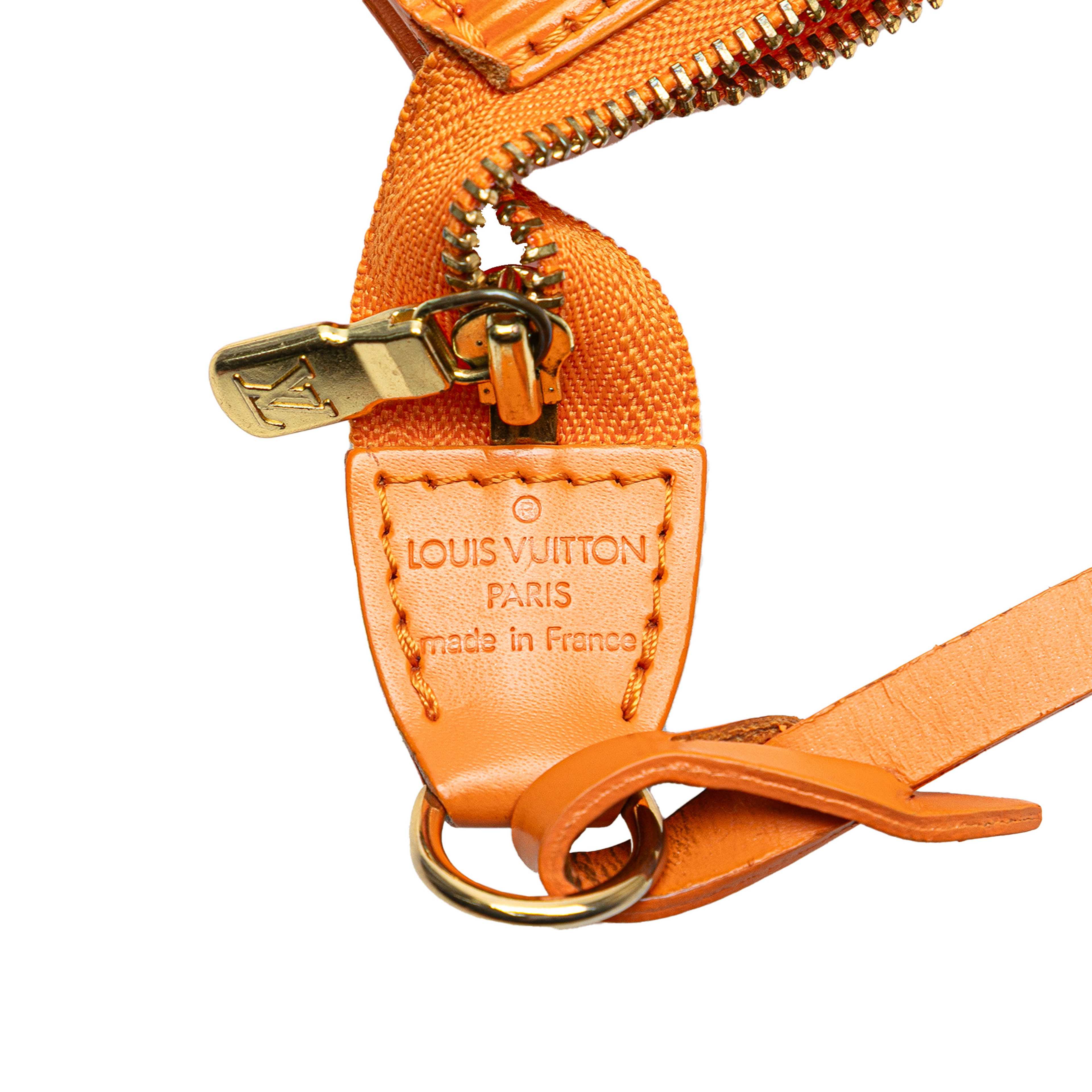 Louis Vuitton Epi Pochette Accessoires, från Luxclusif, i färgen orange. Klicka för att öppna bilden i stort format