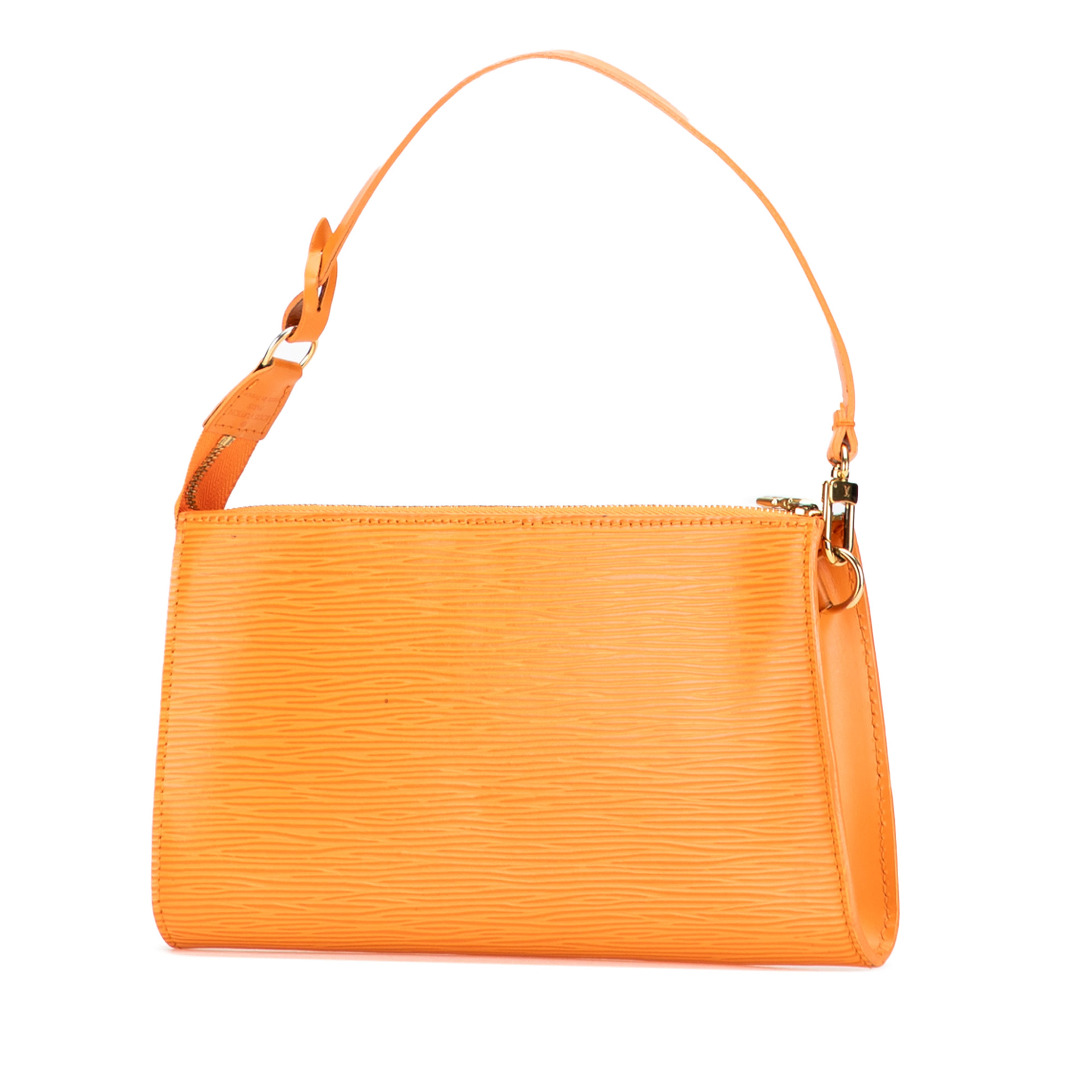 Louis Vuitton Epi Pochette Accessoires, från Luxclusif, i färgen orange. Klicka för att öppna bilden i stort format