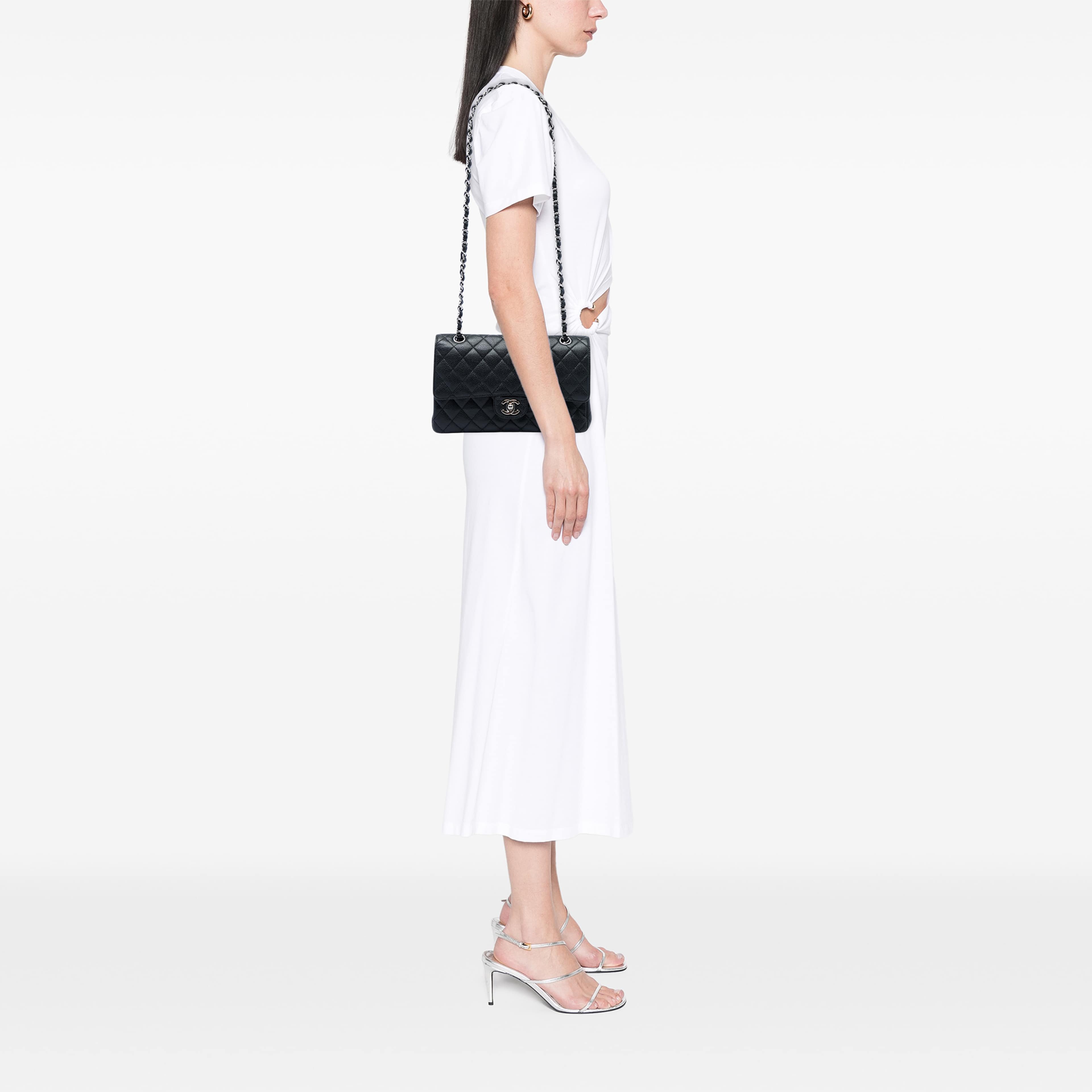 Chanel Medium Classic Caviar Double Flap, från Luxclusif, i färgen svart. Klicka för att öppna bilden i stort format