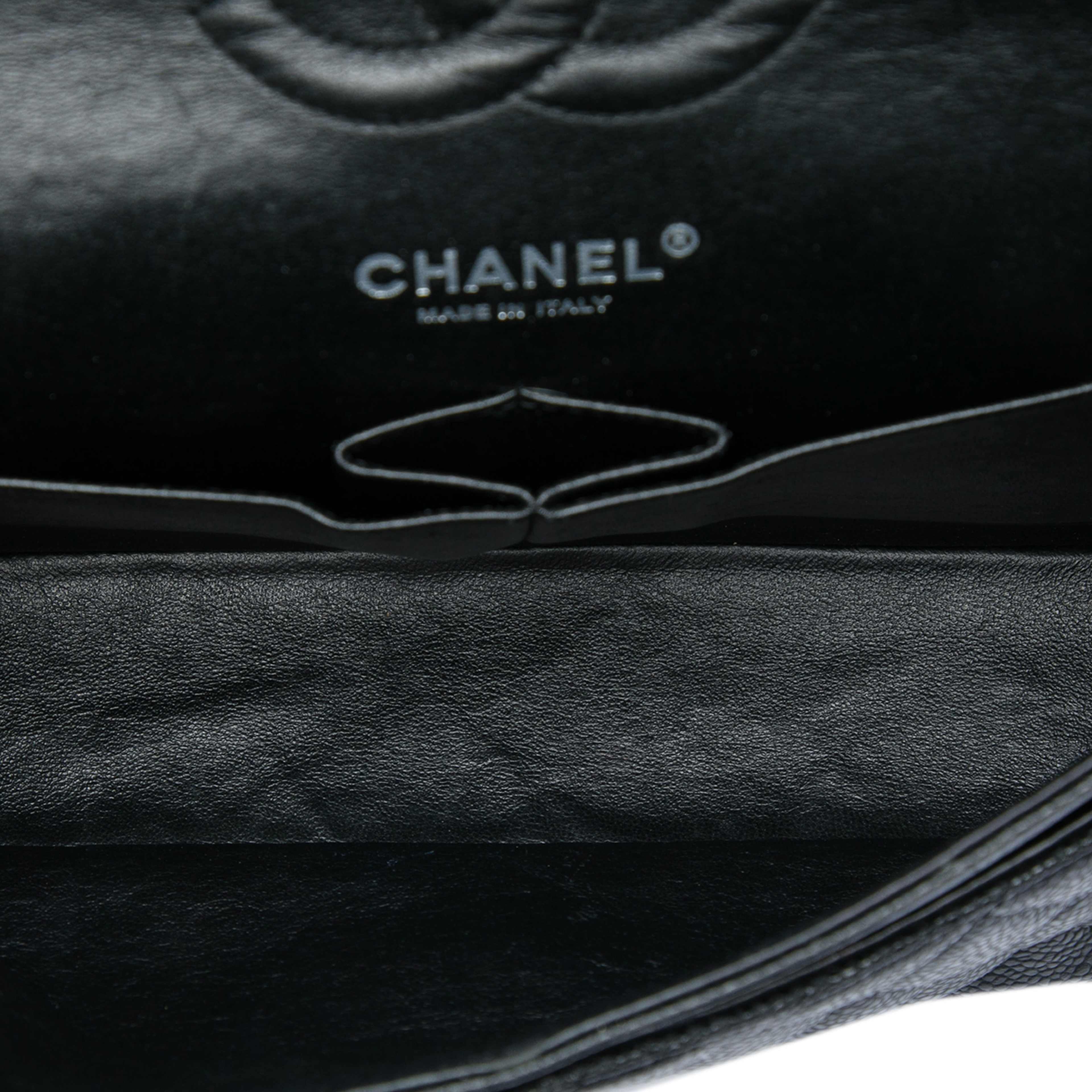 Chanel Medium Classic Caviar Double Flap, från Luxclusif, i färgen svart. Klicka för att öppna bilden i stort format
