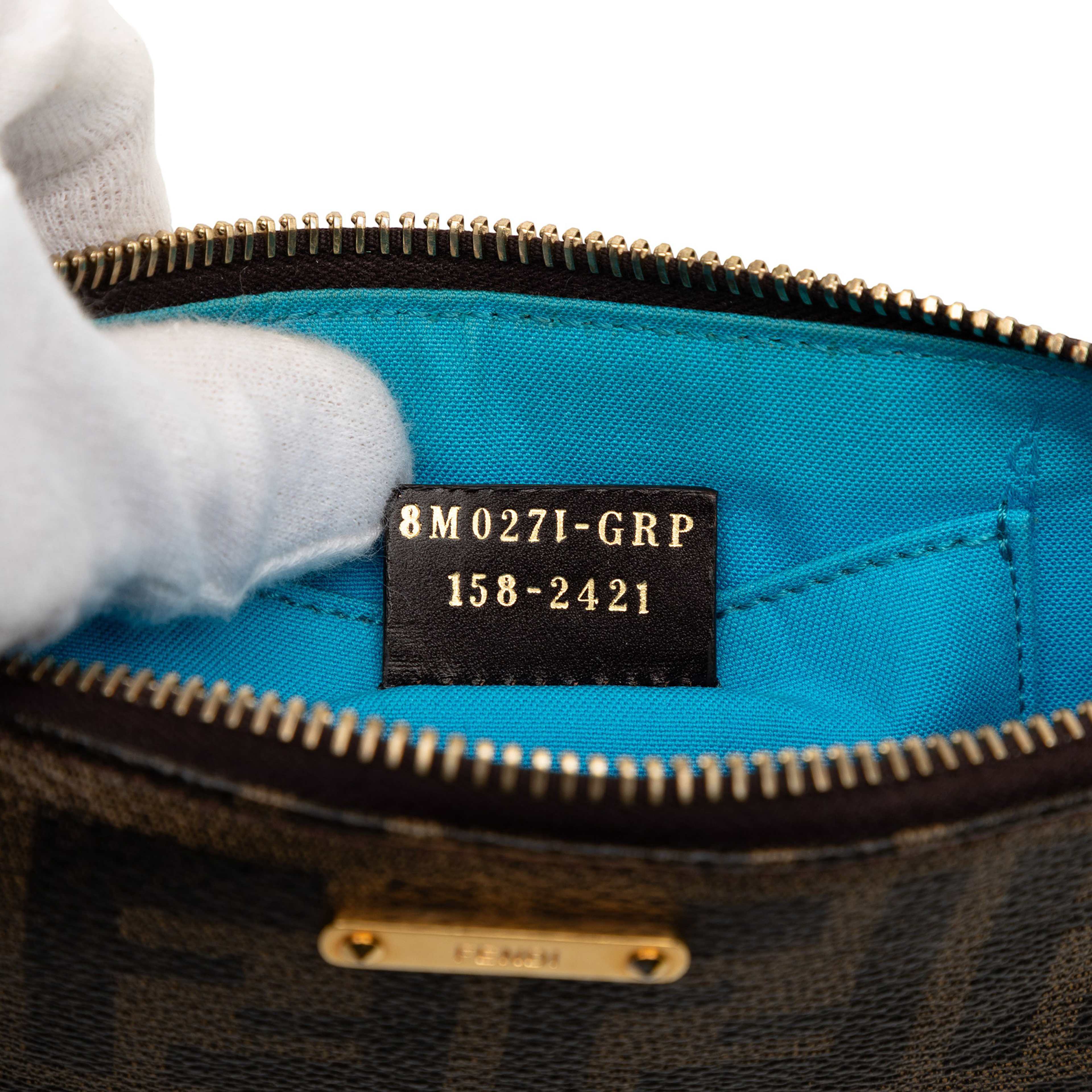 Fendi Zucca Spalmati Chain Pochette, från Luxclusif, i färgen brown. Klicka för att öppna bilden i stort format