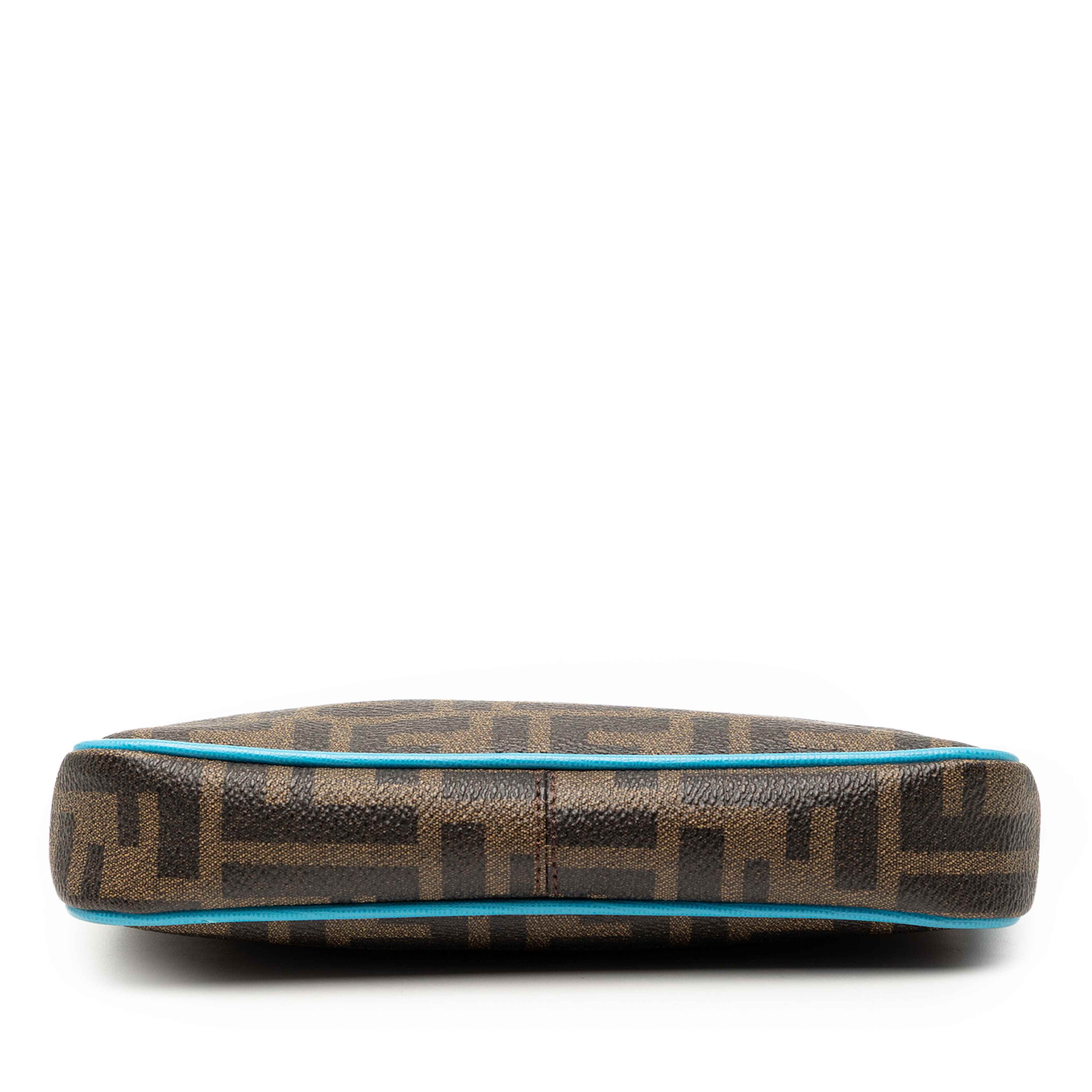 Fendi Zucca Spalmati Chain Pochette, från Luxclusif, i färgen brown. Klicka för att öppna bilden i stort format