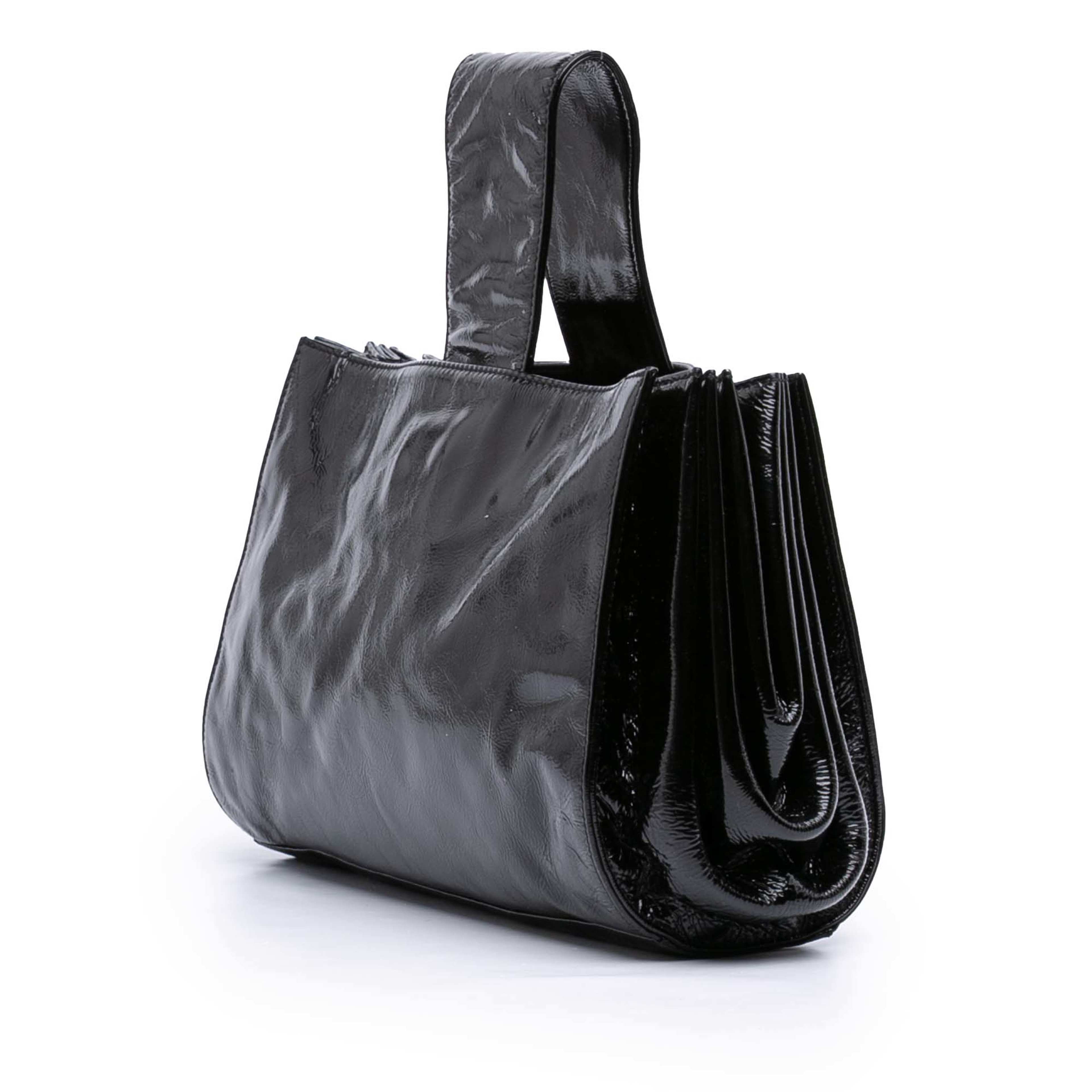 Chanel Patent Mademoiselle Lock Convertible Wrist Clutch, från Luxclusif, i färgen black. Klicka för att öppna bilden i stort format