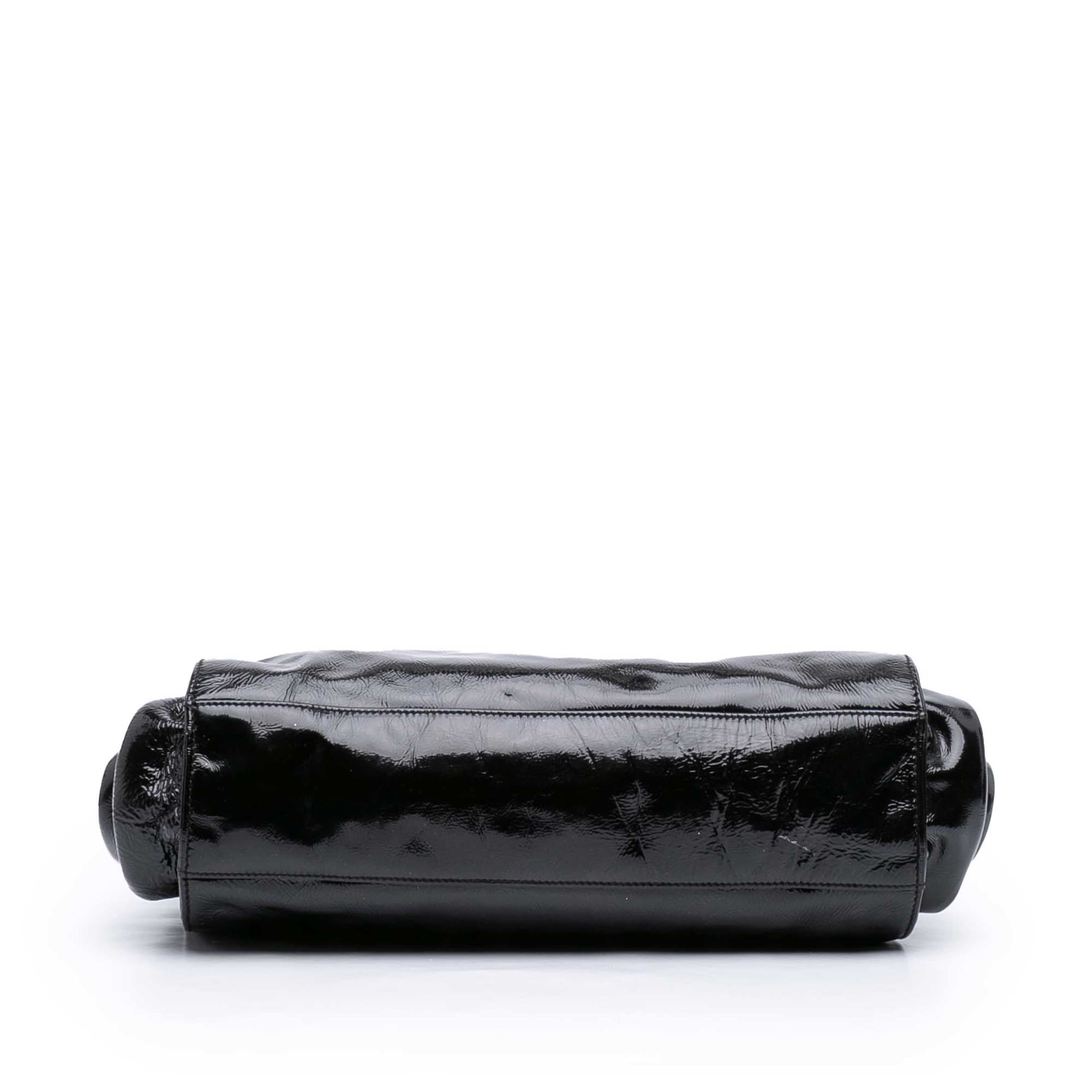 Chanel Patent Mademoiselle Lock Convertible Wrist Clutch, från Luxclusif, i färgen black. Klicka för att öppna bilden i stort format