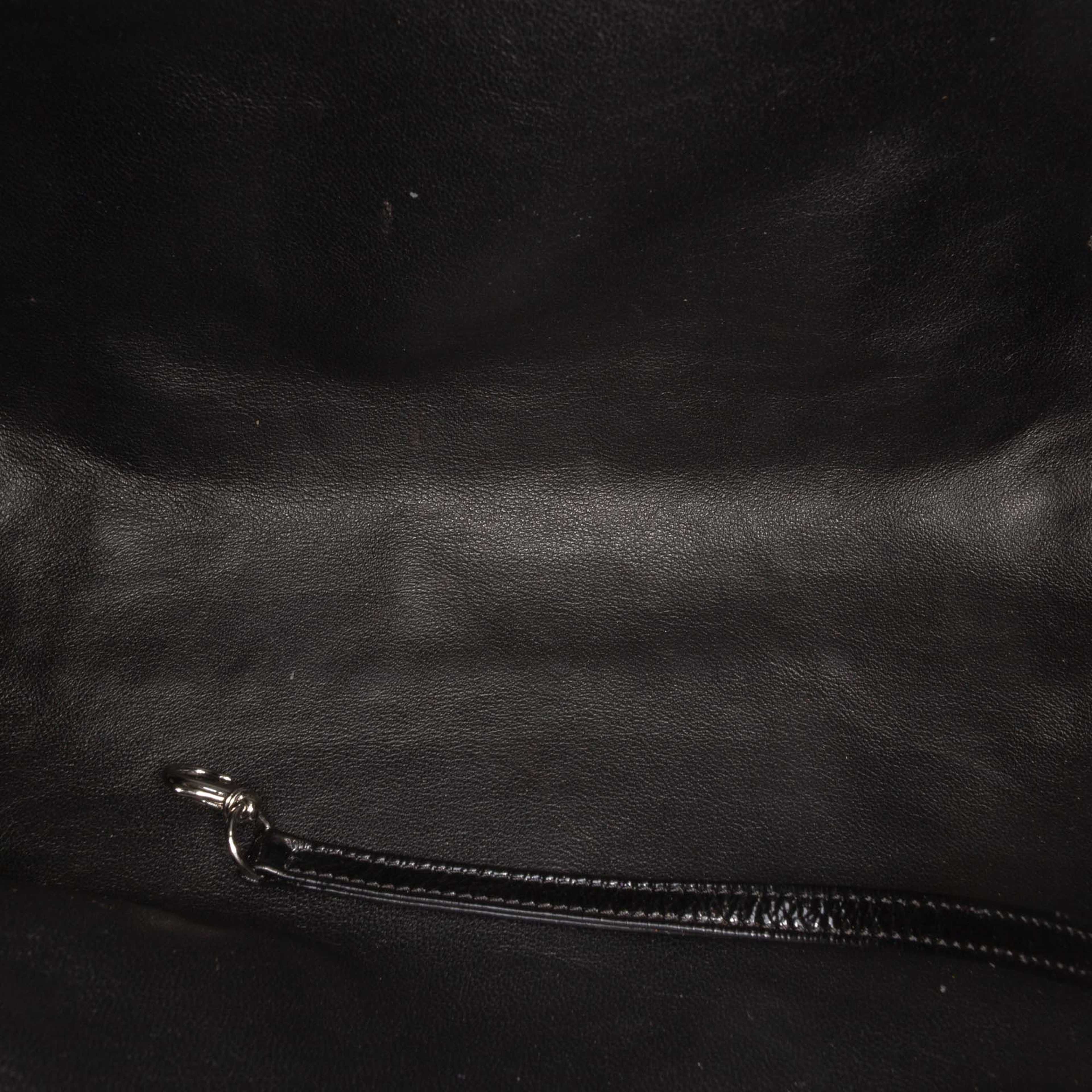 Chanel Patent Mademoiselle Lock Convertible Wrist Clutch, från Luxclusif, i färgen black. Klicka för att öppna bilden i stort format