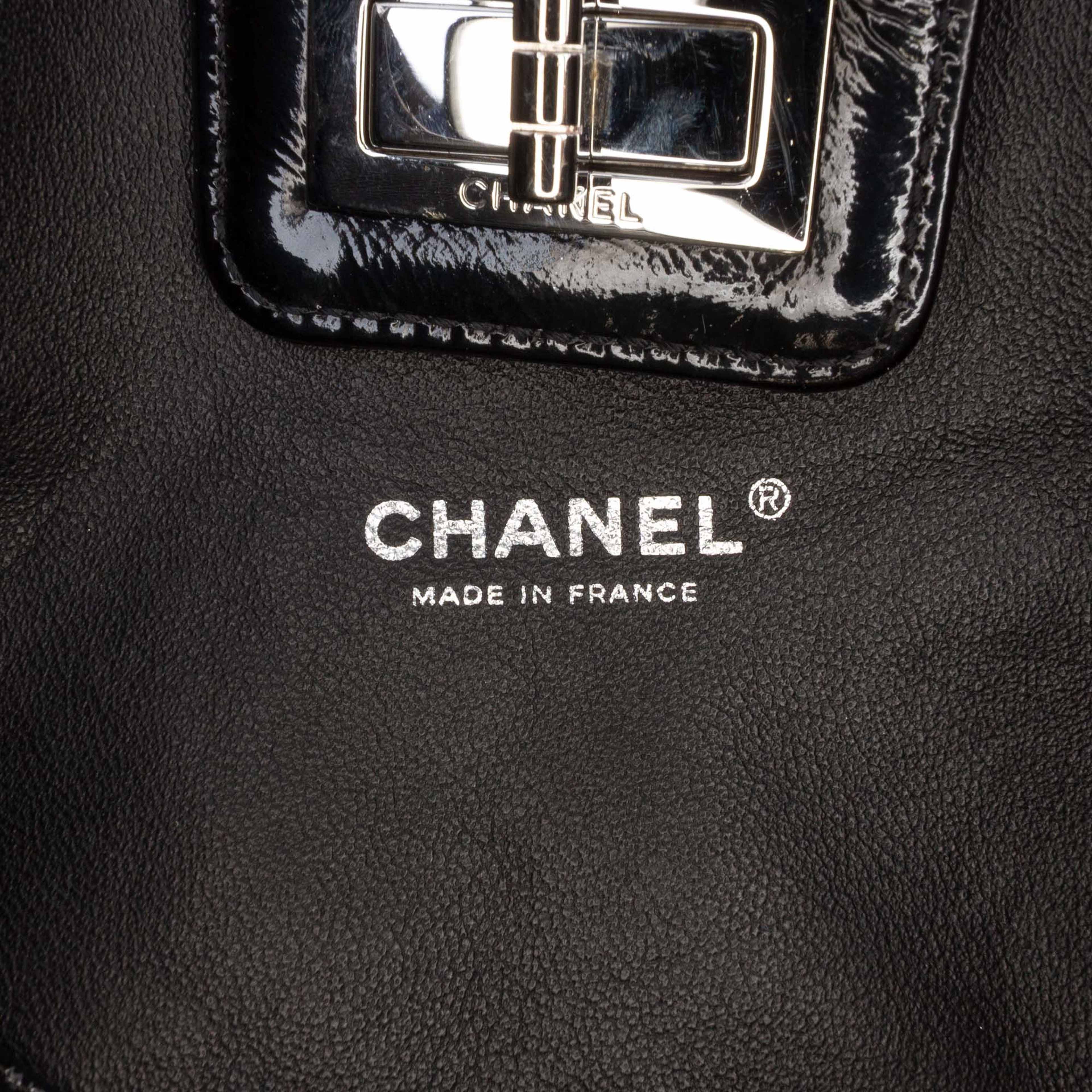 Chanel Patent Mademoiselle Lock Convertible Wrist Clutch, från Luxclusif, i färgen black. Klicka för att öppna bilden i stort format