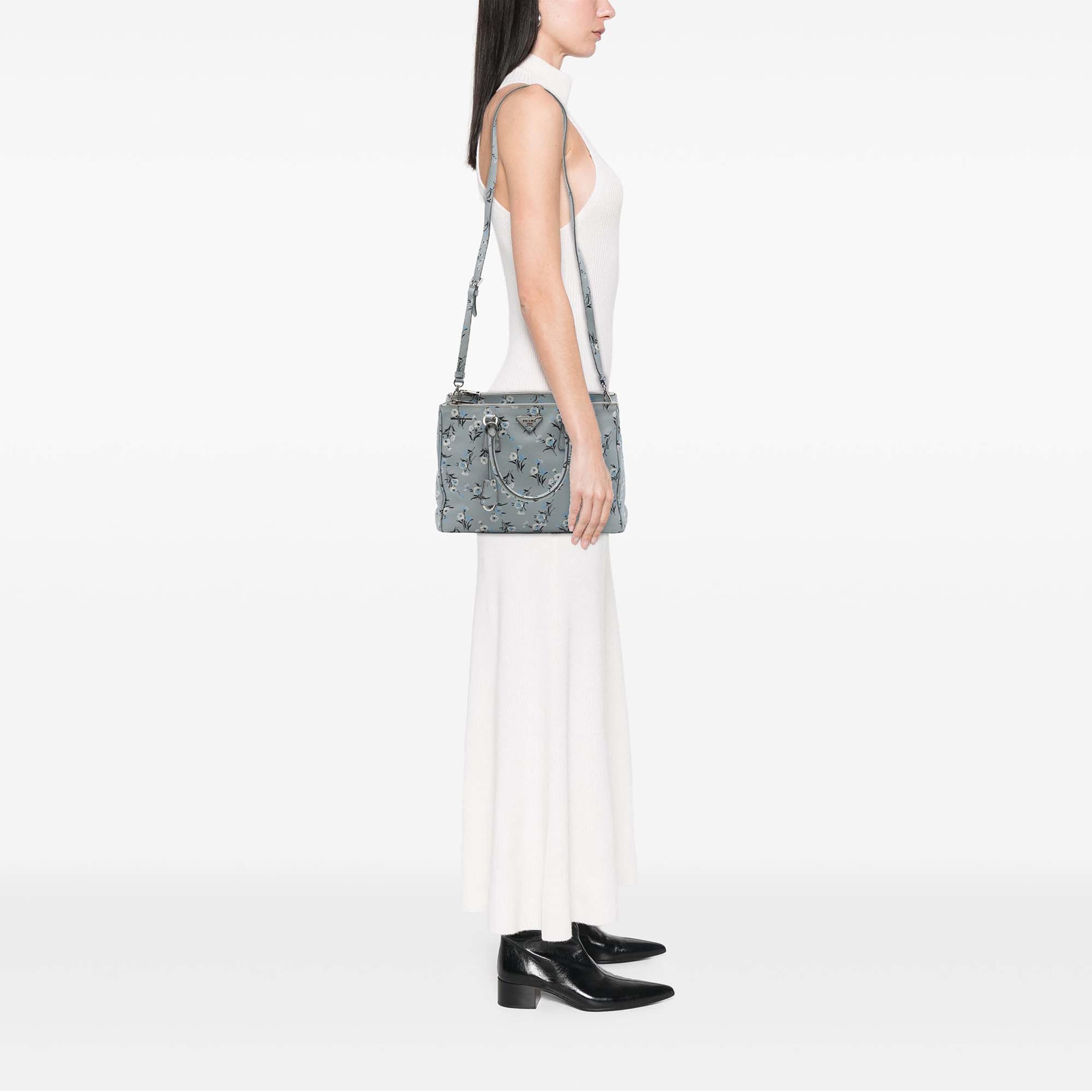 Prada Medium Saffiano Lux Galleria Floral Print Double Zip Satchel, från Luxclusif, i färgen grå. Klicka för att öppna bilden i stort format