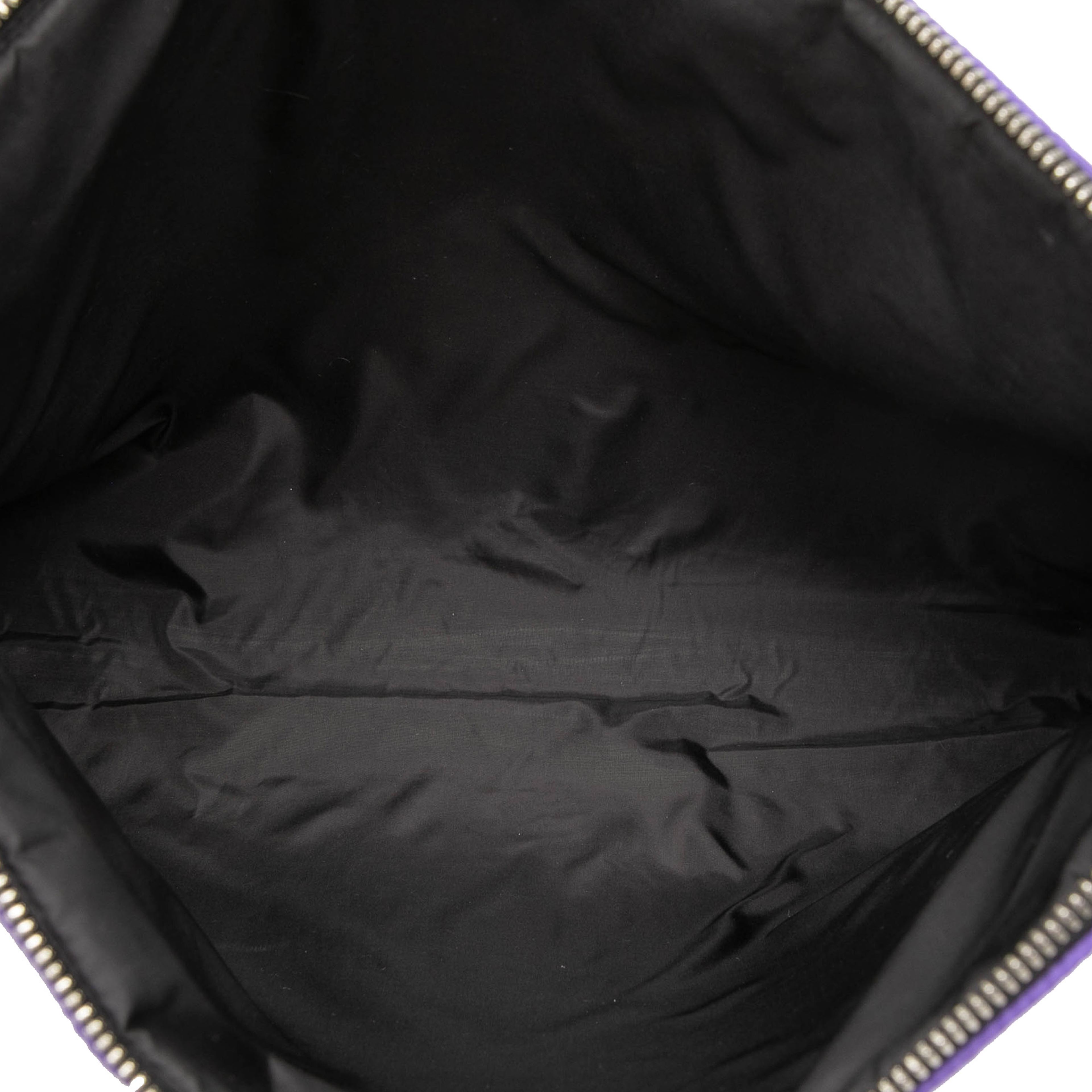 Prada Tessuto Padded Zip Clutch, från Luxclusif, i färgen purpur. Klicka för att öppna bilden i stort format