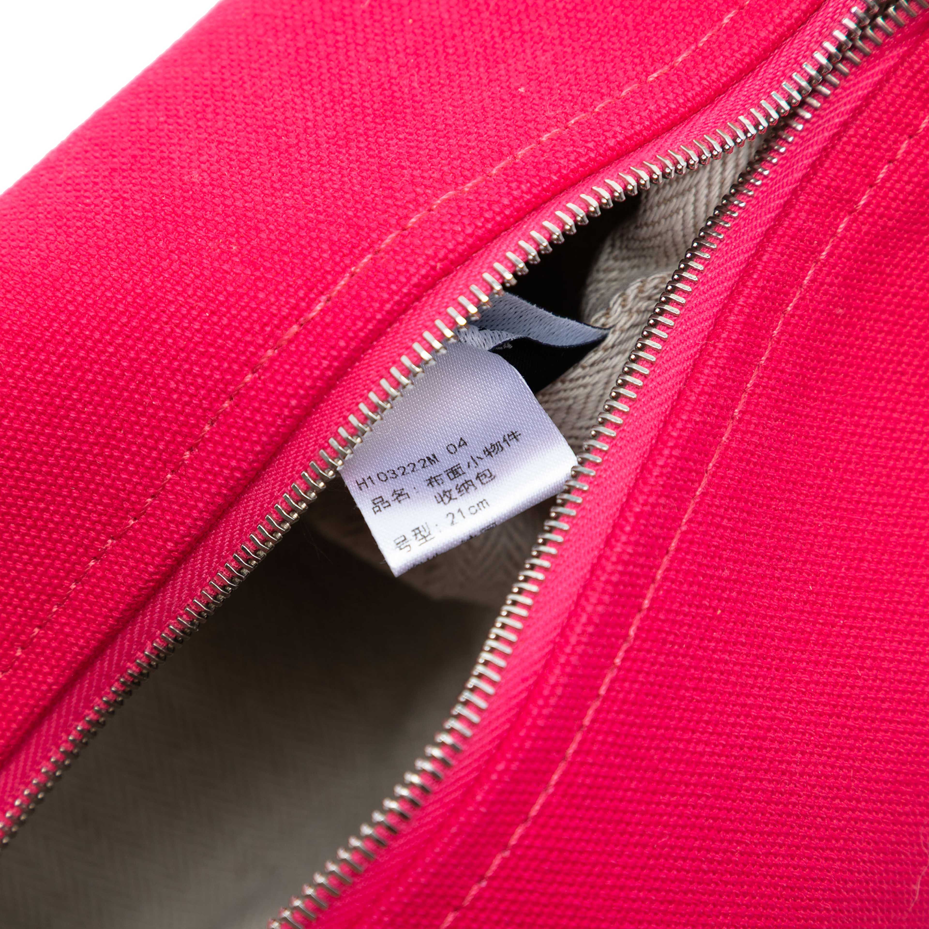 Hermès Small Toile Bride A Brac Case, från Luxclusif, i färgen hot pink. Klicka för att öppna bilden i stort format