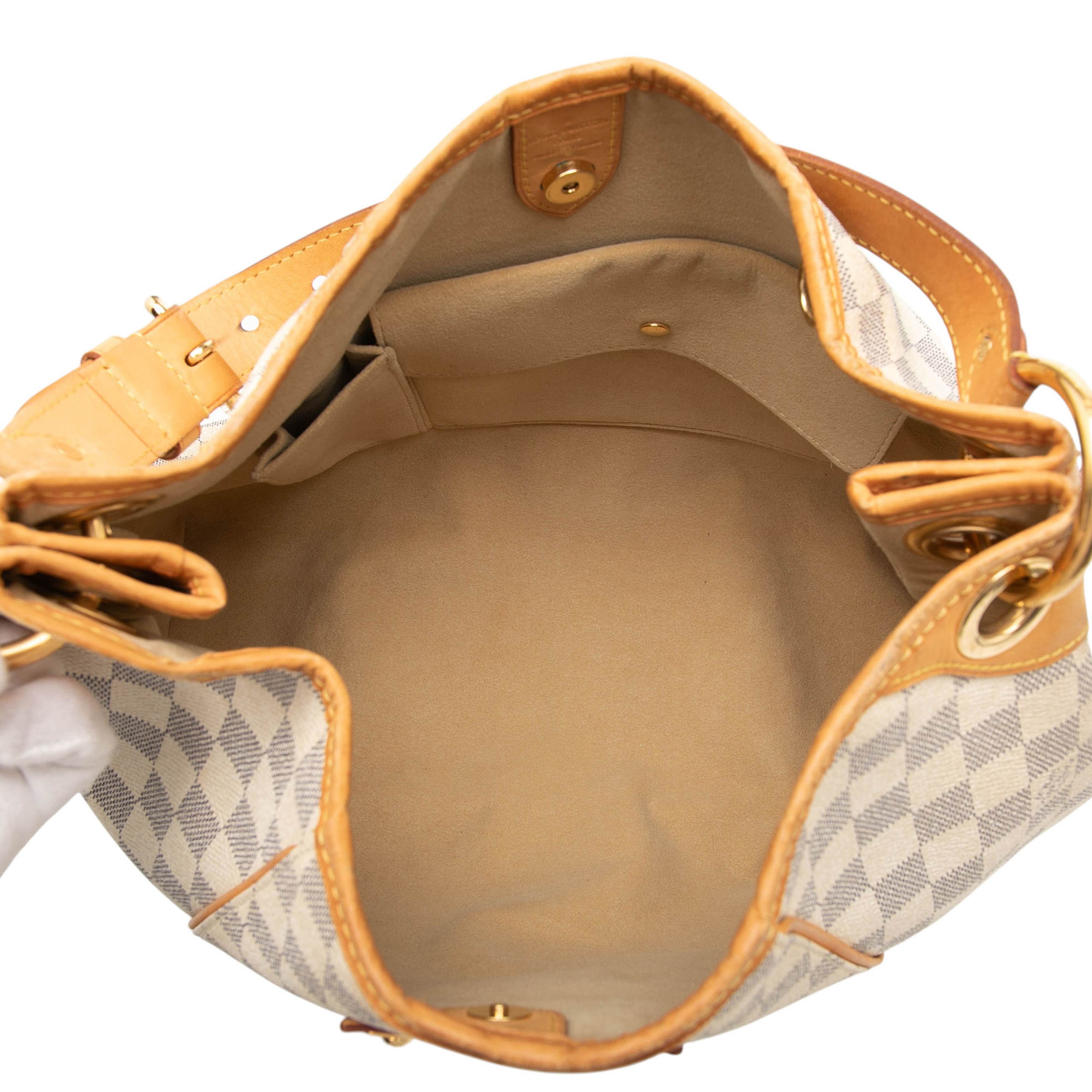 Louis Vuitton Damier Azur Galliera Pm, från Luxclusif, i färgen vit. Klicka för att öppna bilden i stort format