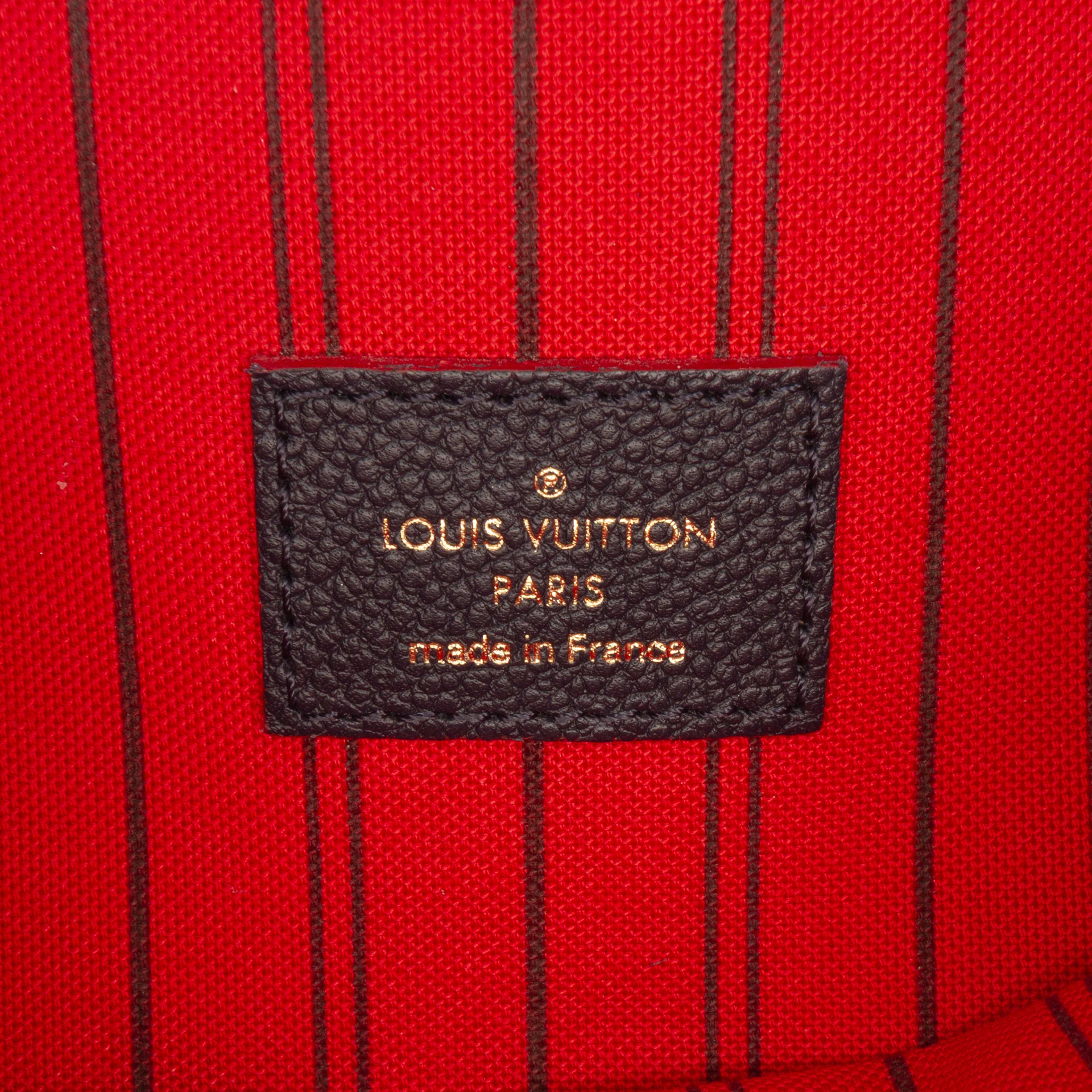 Louis Vuitton Monogram Empreinte Pochette Metis, från Luxclusif, i färgen navy. Klicka för att öppna bilden i stort format