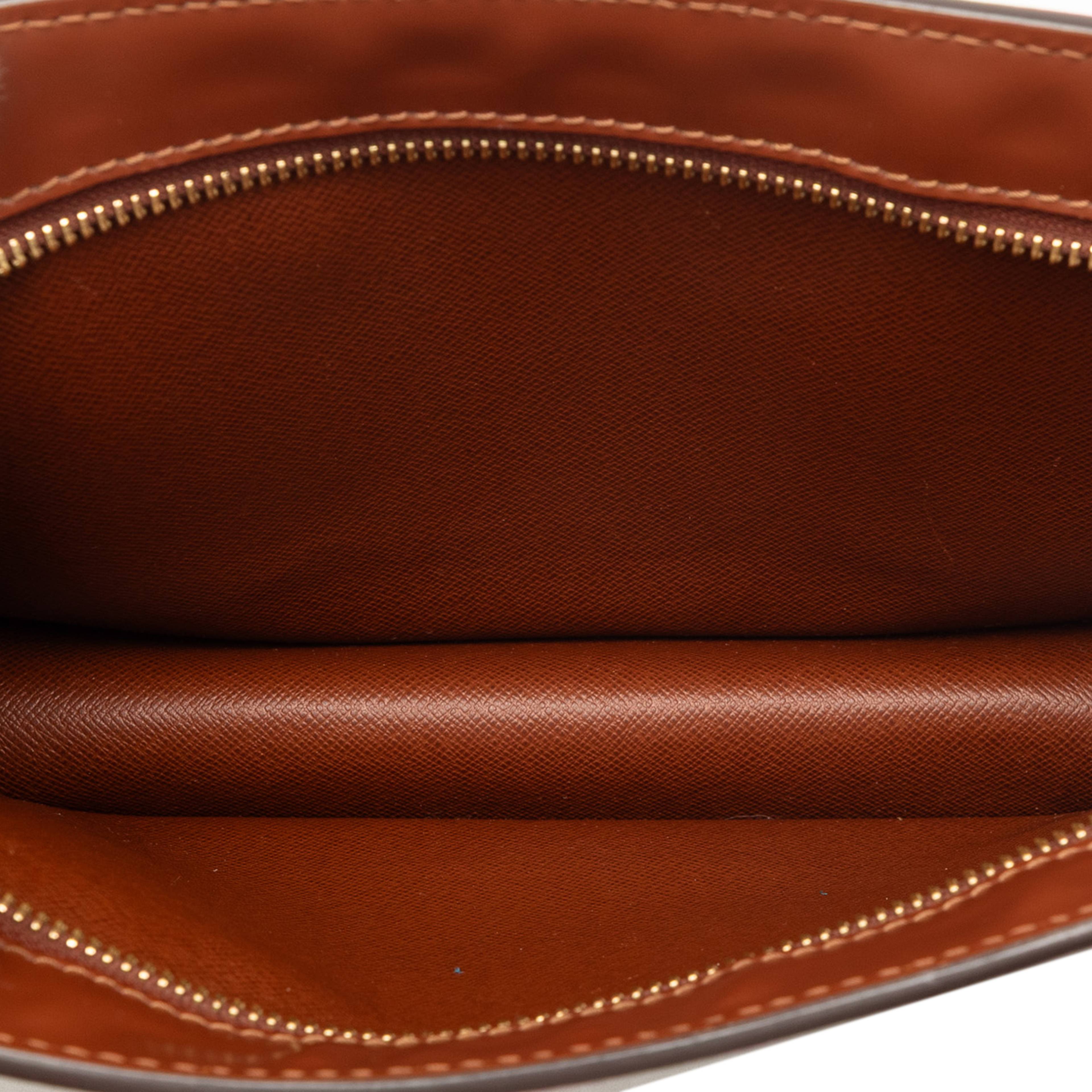 Louis Vuitton Monogram Pochette Homme, från Luxclusif, i färgen brown. Klicka för att öppna bilden i stort format