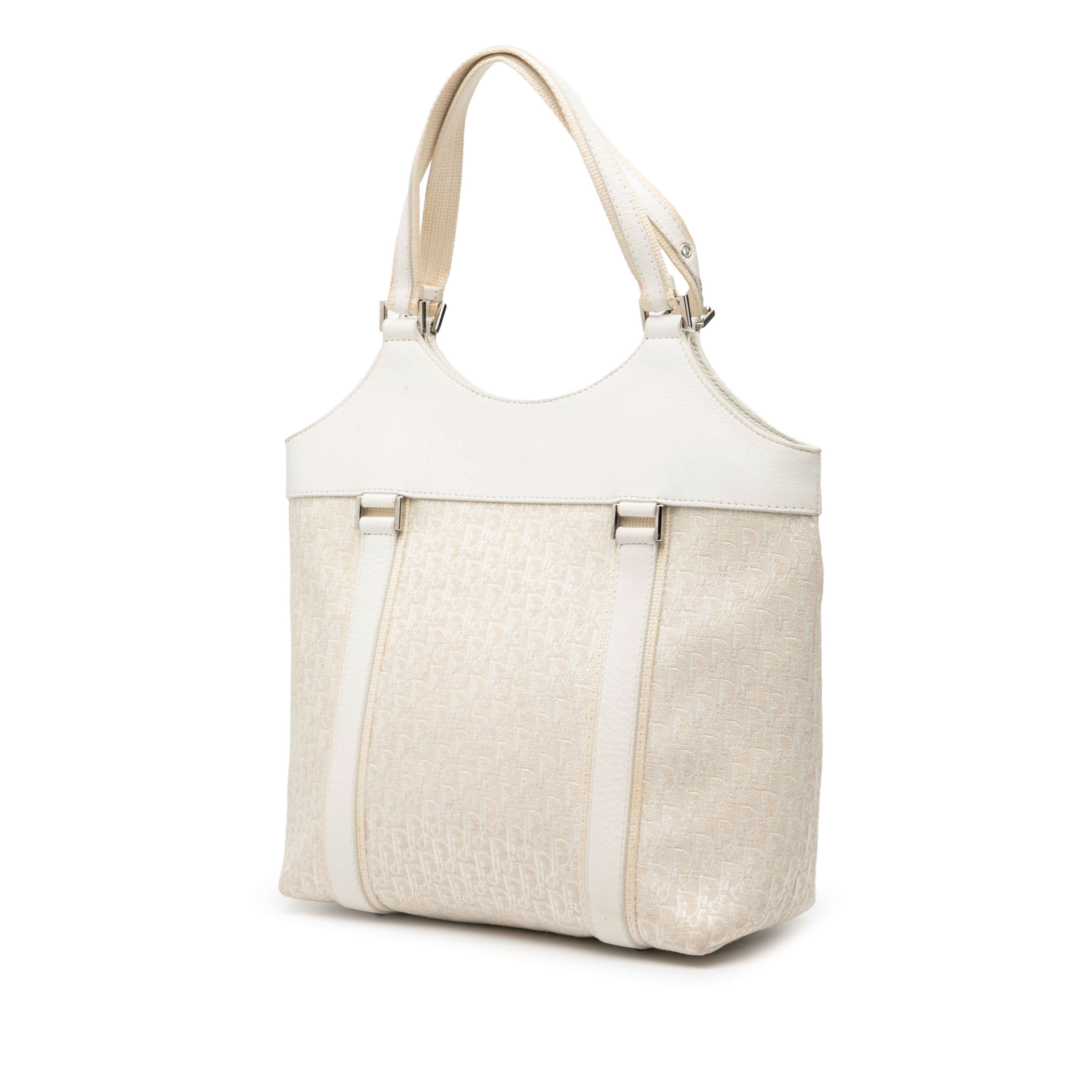 Dior Diorissimo Trotter Canvas Street Chic Tote, från Luxclusif, i färgen white. Klicka för att öppna bilden i stort format