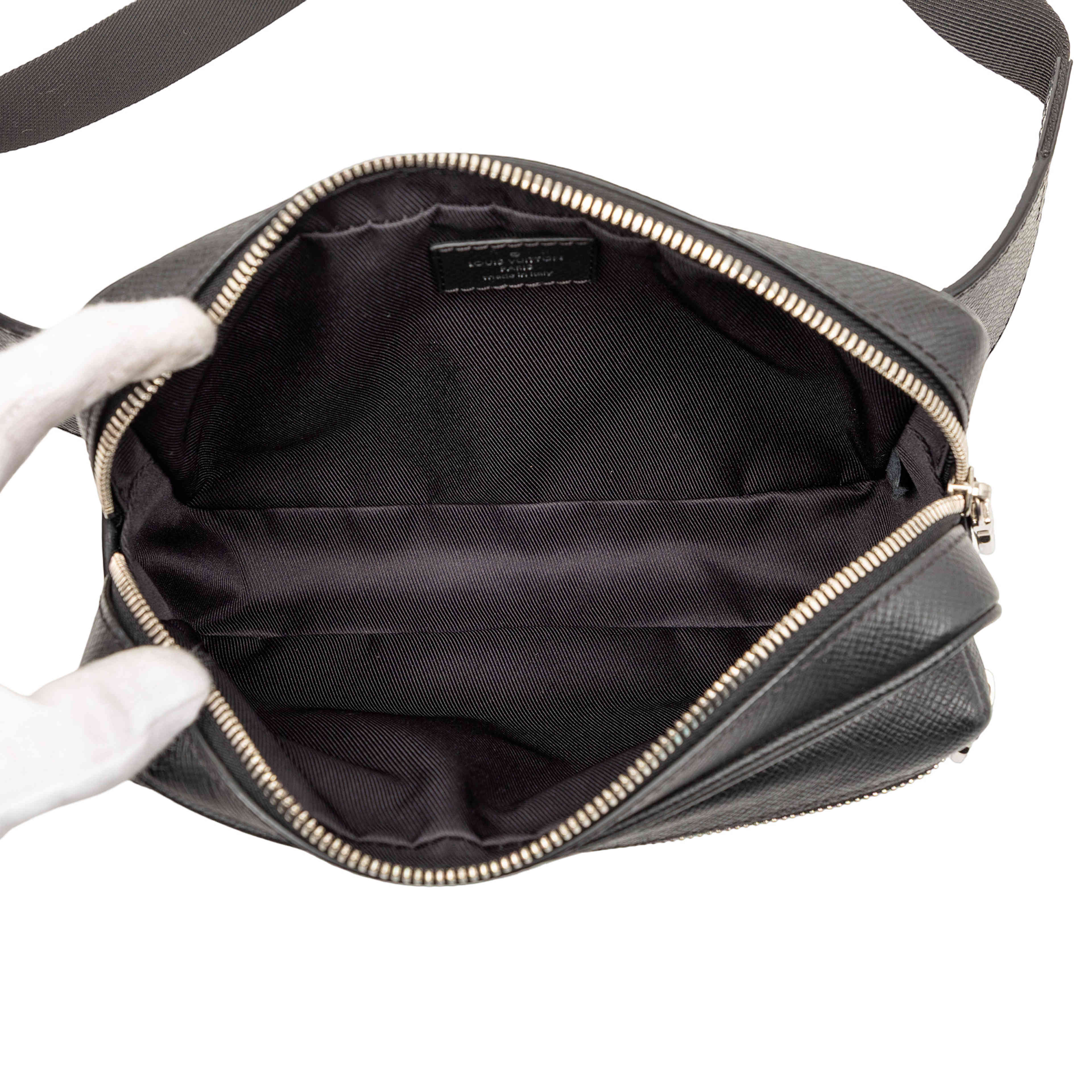 Louis Vuitton Monogram Eclipse Outdoor Bumbag, från Luxclusif, i färgen black. Klicka för att öppna bilden i stort format