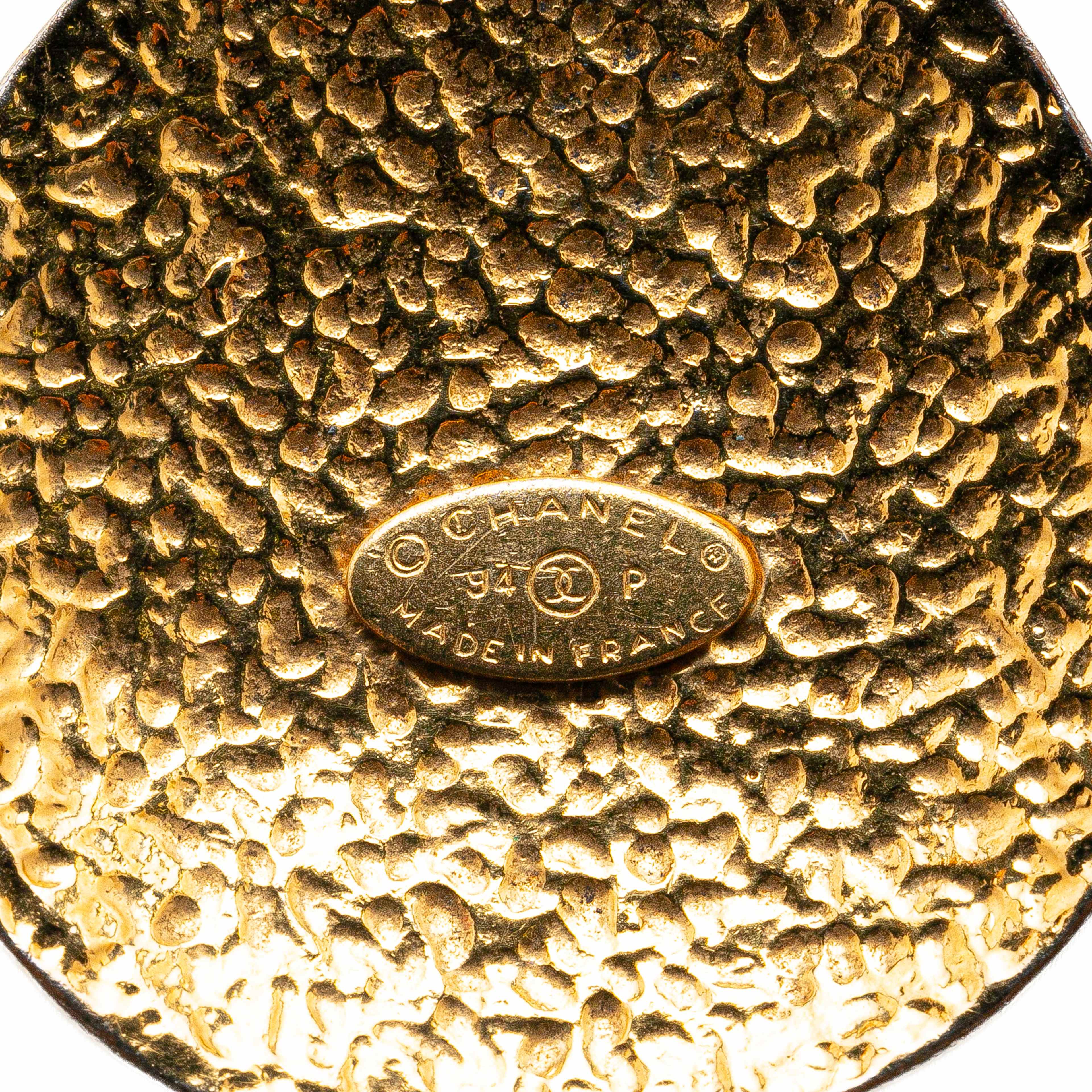 Chanel Gold Plated Cc Round Pendant Necklace, från Luxclusif, i färgen gold. Klicka för att öppna bilden i stort format