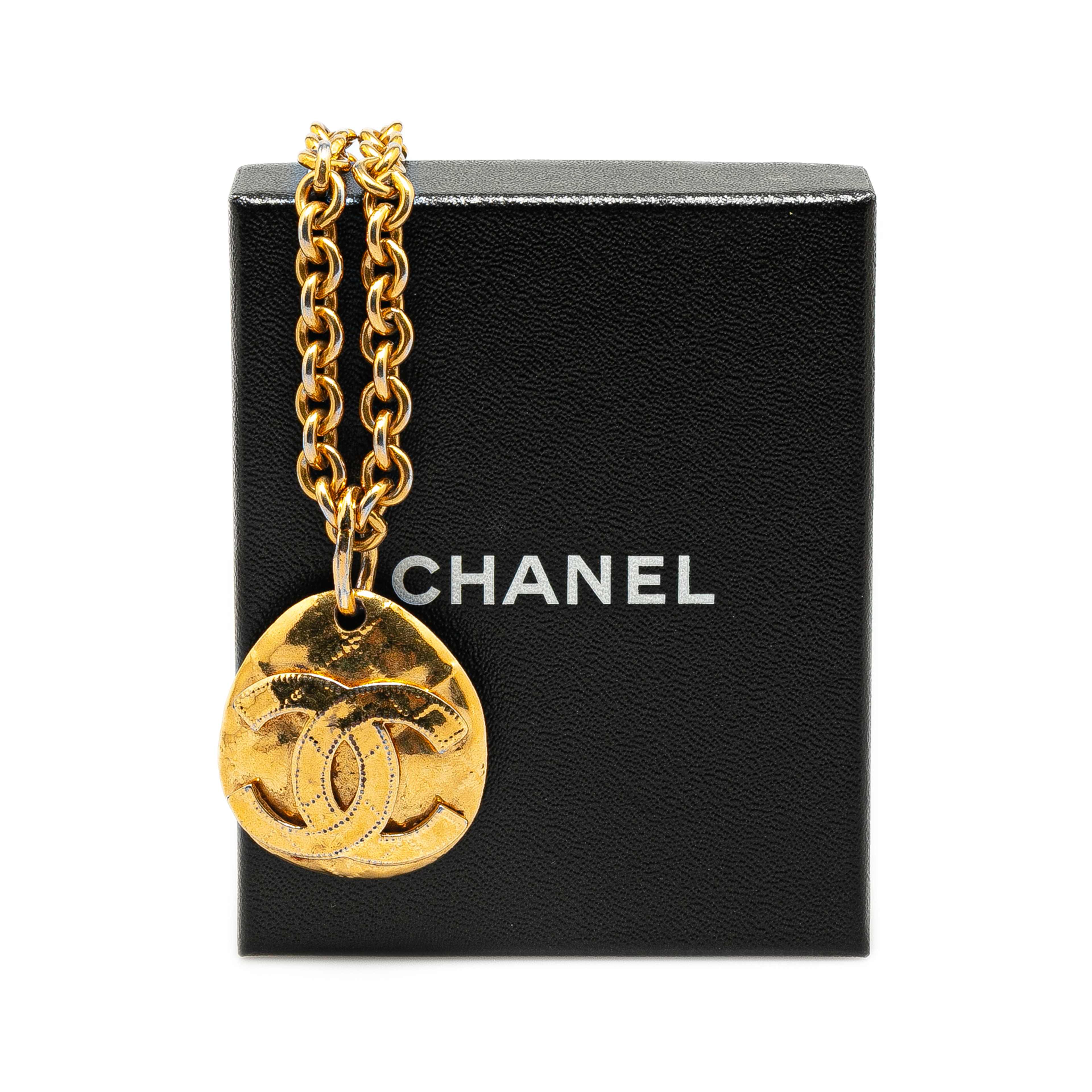 Chanel Gold Plated Cc Round Pendant Necklace, från Luxclusif, i färgen guld. Klicka för att öppna bilden i stort format