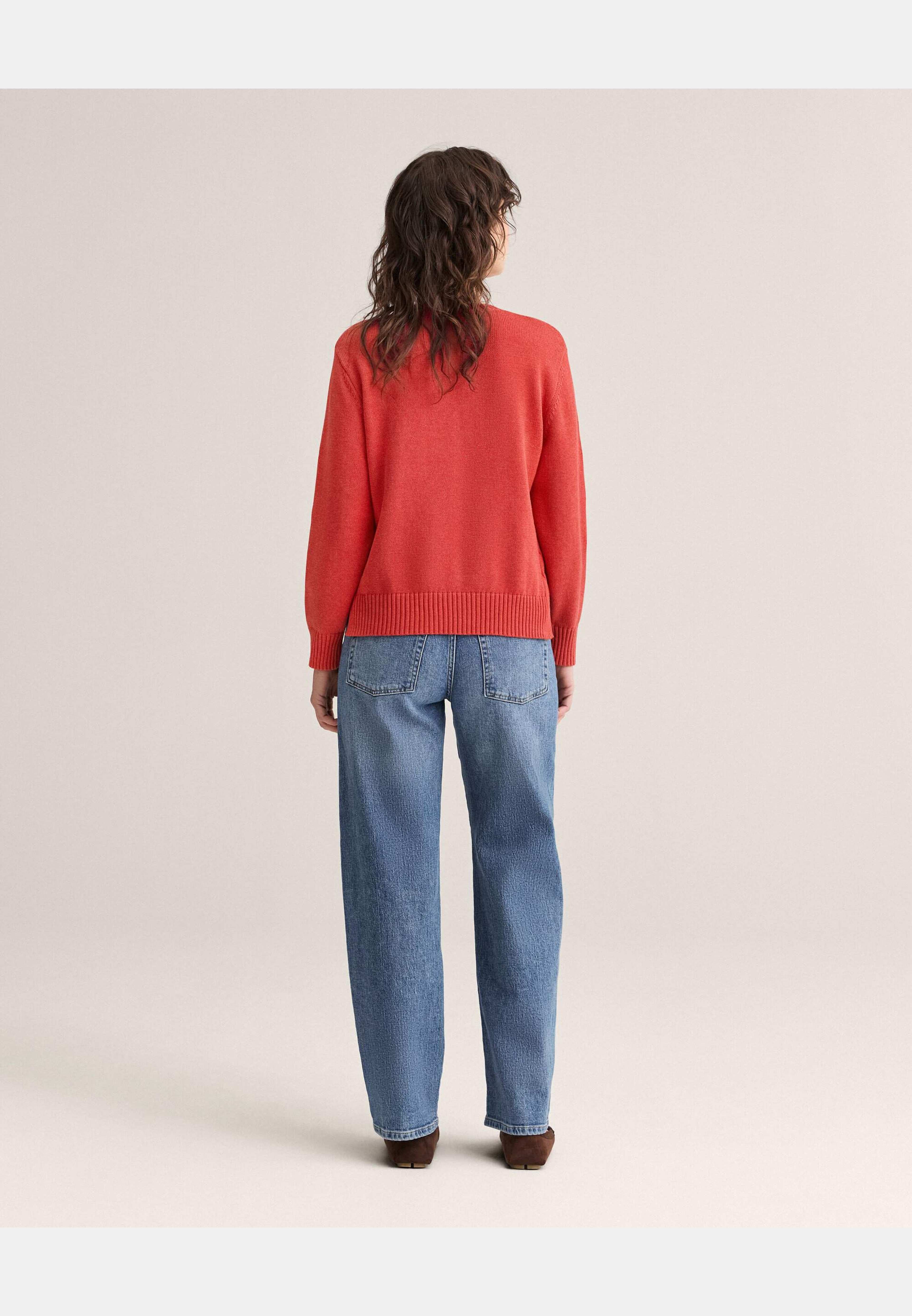 Roe Sweater, från Newhouse, i färgen hallonröd. Klicka för att öppna bilden i stort format