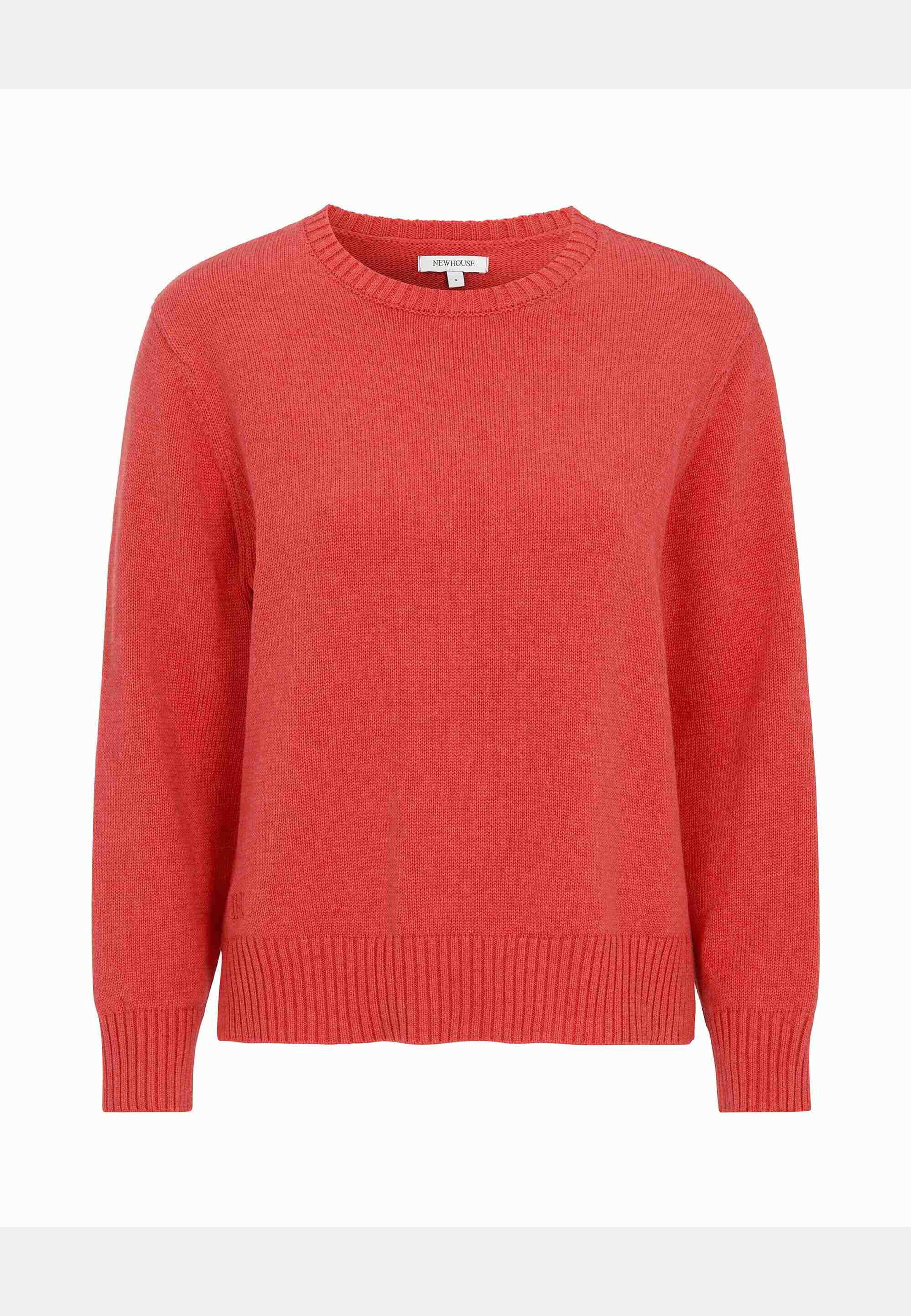 Roe Sweater, från Newhouse, i färgen hallonröd. Klicka för att öppna bilden i stort format