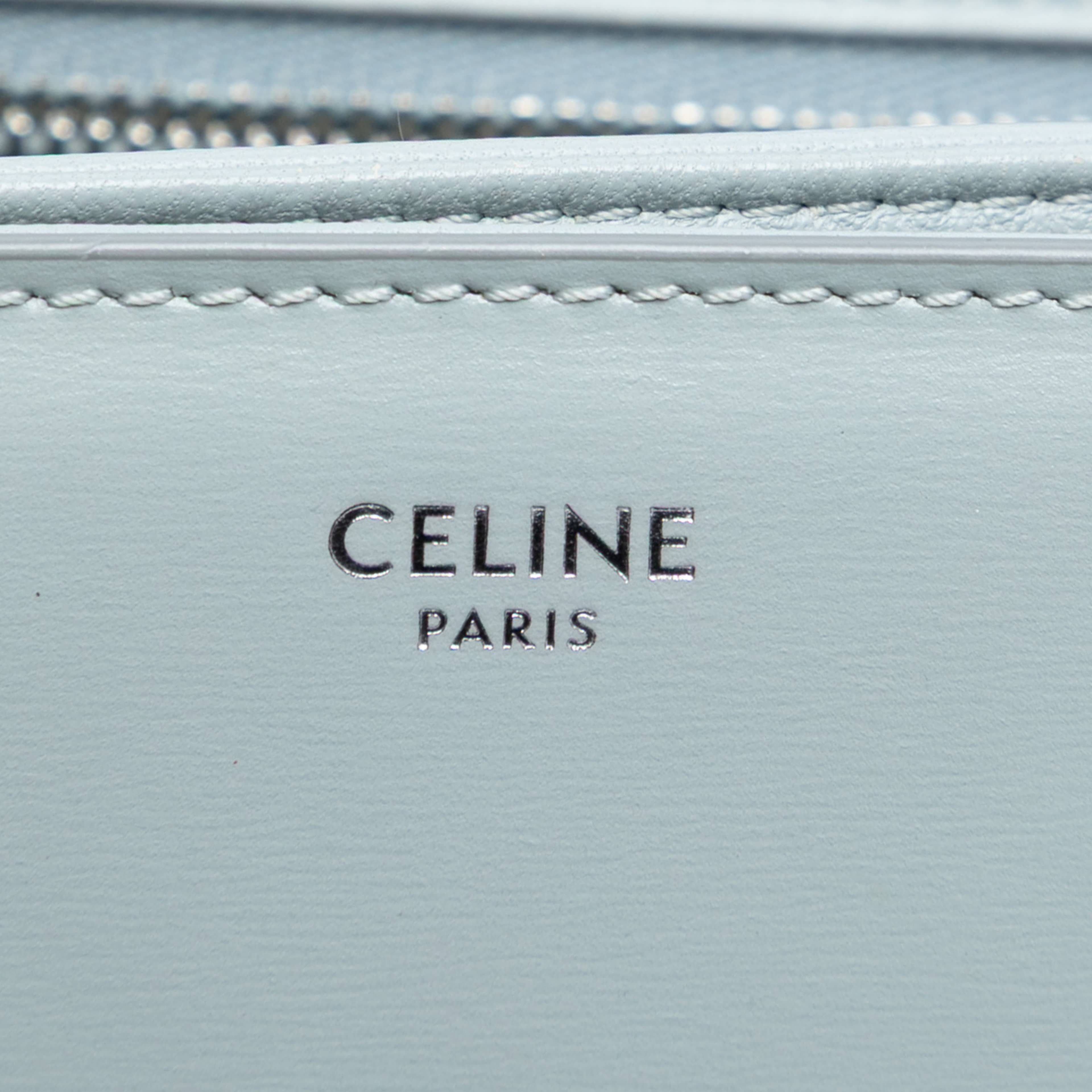 Celine Classique Shiny Calfskin Triomphe Crossbody, från Luxclusif, i färgen light blue. Klicka för att öppna bilden i stort format