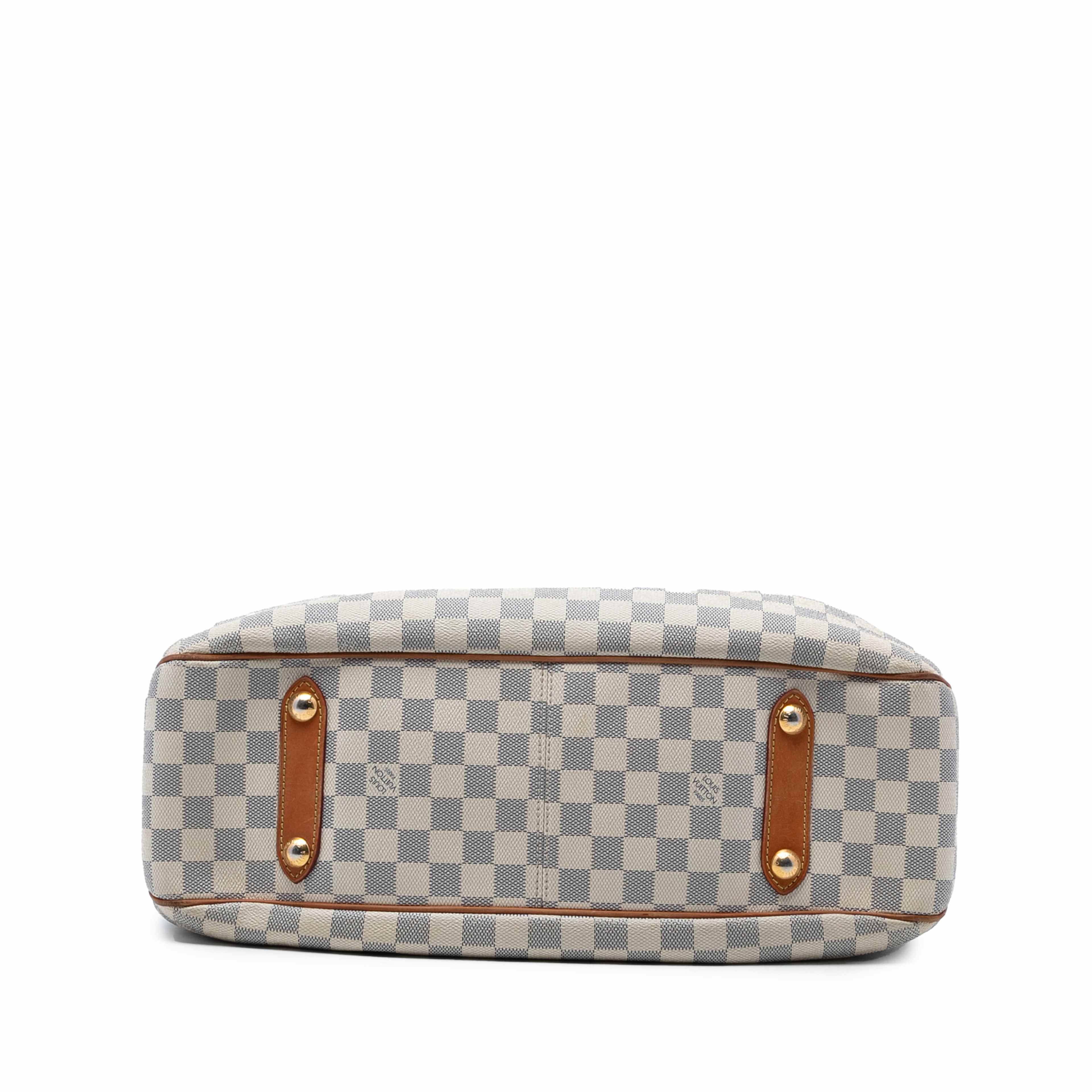 Louis Vuitton Damier Azur Siracusa Gm, från Luxclusif, i färgen white. Klicka för att öppna bilden i stort format
