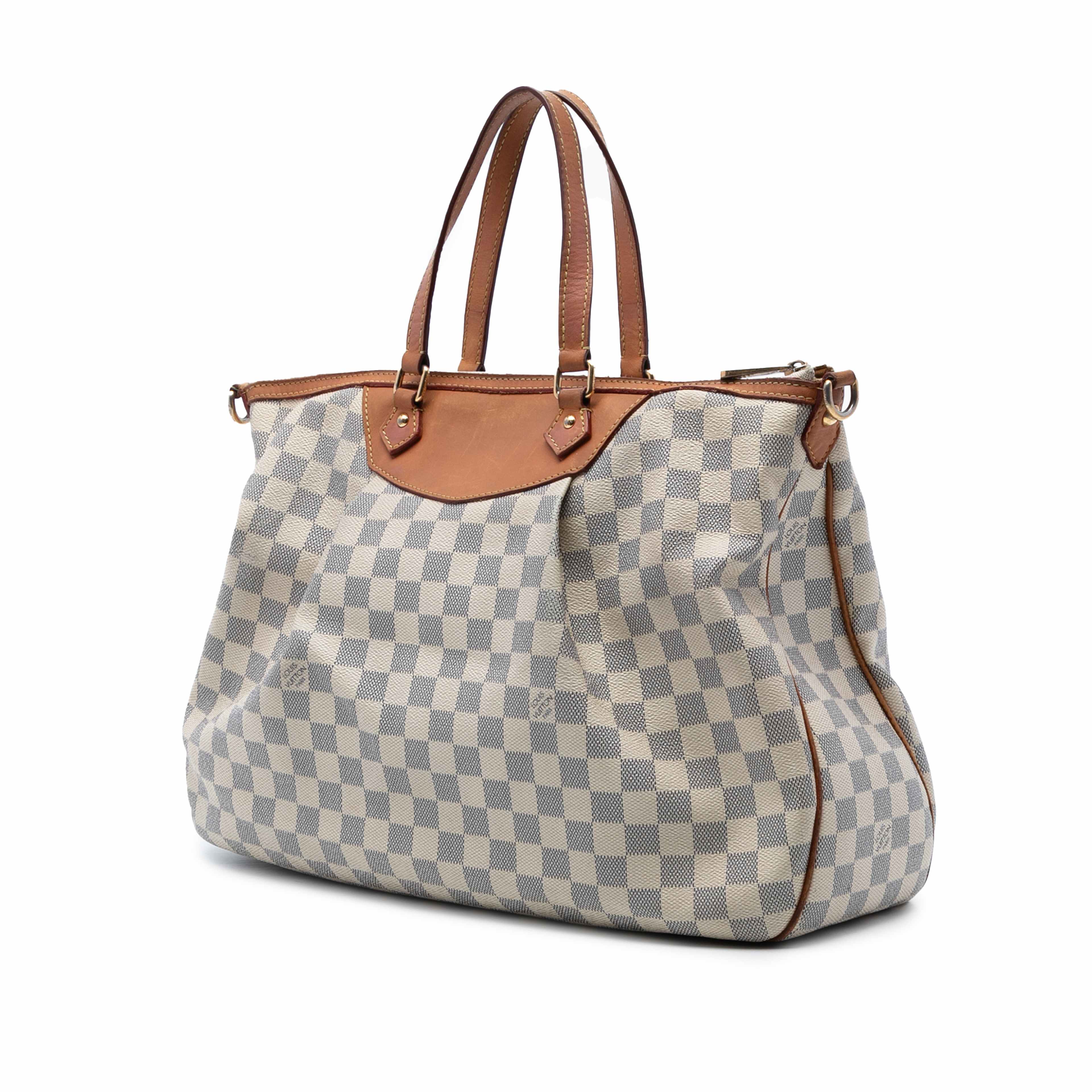 Louis Vuitton Damier Azur Siracusa Gm, från Luxclusif, i färgen white. Klicka för att öppna bilden i stort format