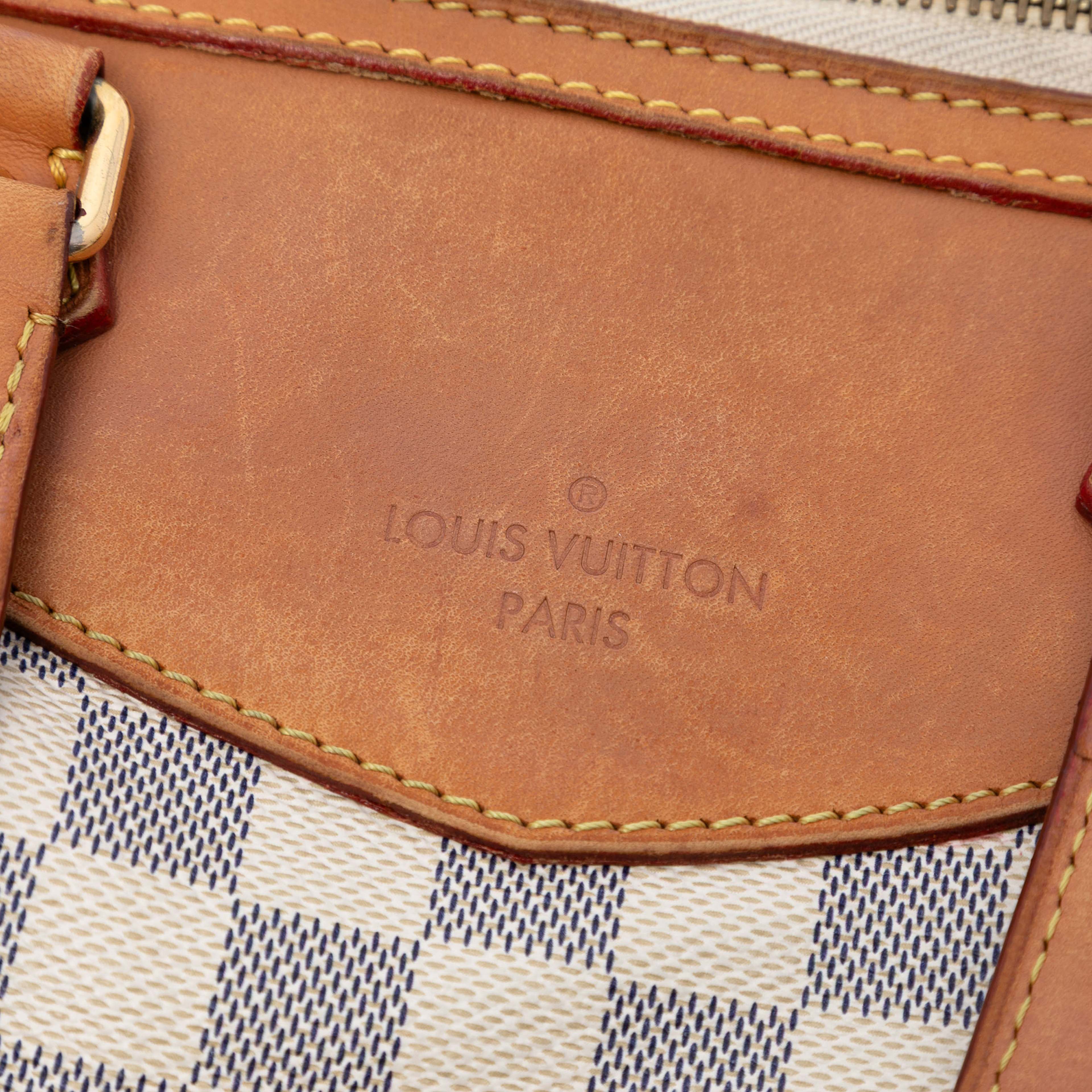 Louis Vuitton Damier Azur Siracusa Gm, från Luxclusif, i färgen white. Klicka för att öppna bilden i stort format