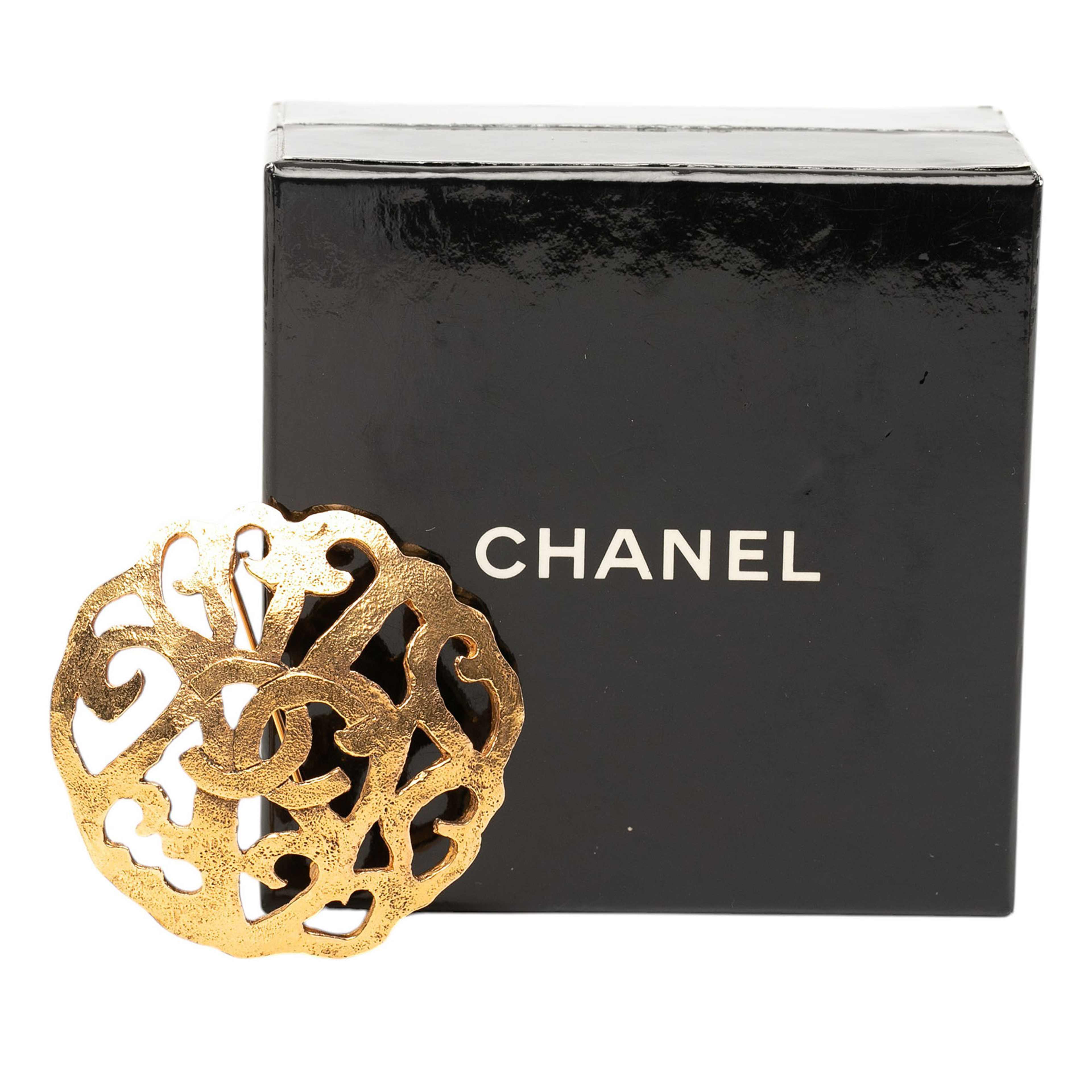 Chanel Cc Gold Plated Filigree Brooch, från Luxclusif, i färgen guld. Klicka för att öppna bilden i stort format