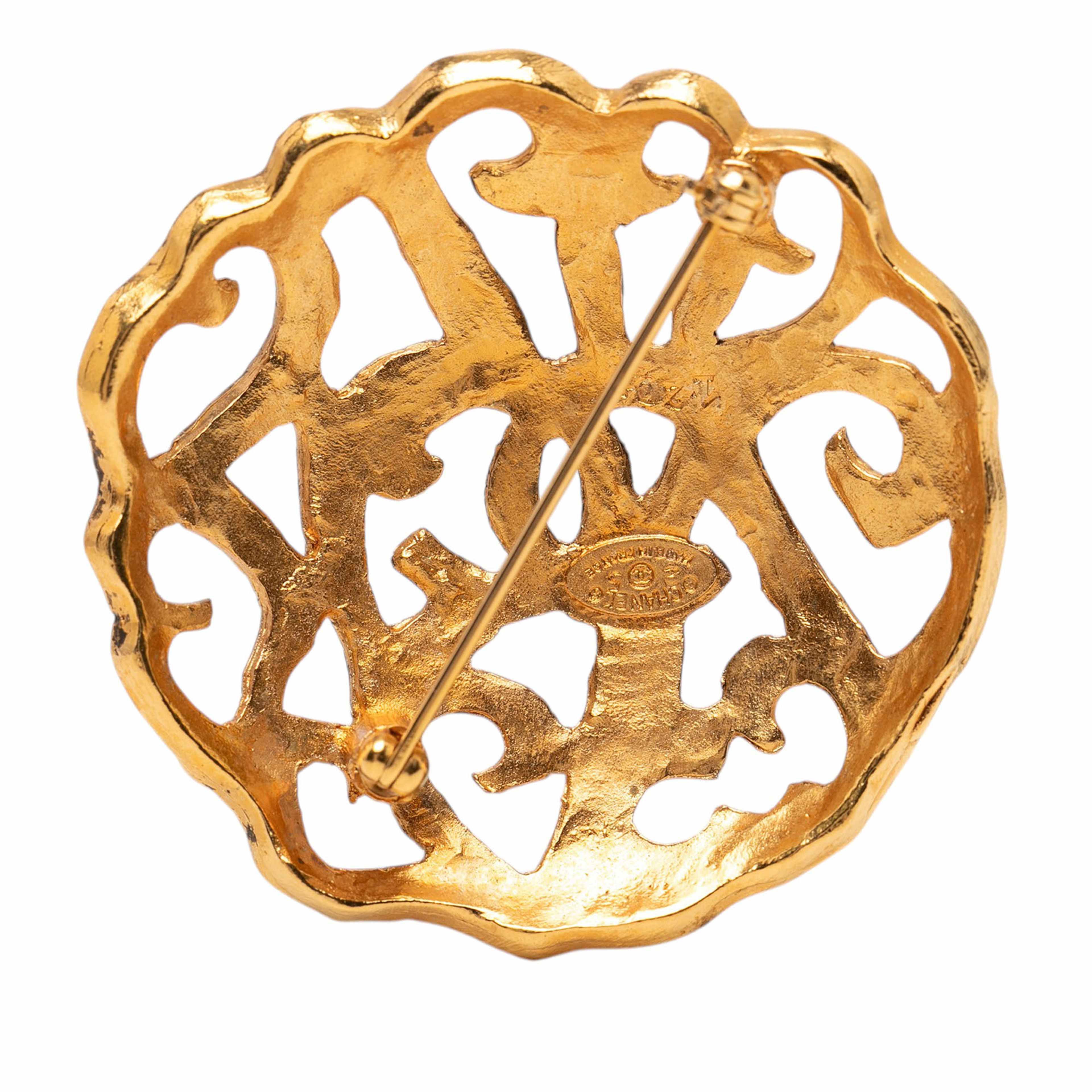 Chanel Cc Gold Plated Filigree Brooch, från Luxclusif, i färgen guld. Klicka för att öppna bilden i stort format