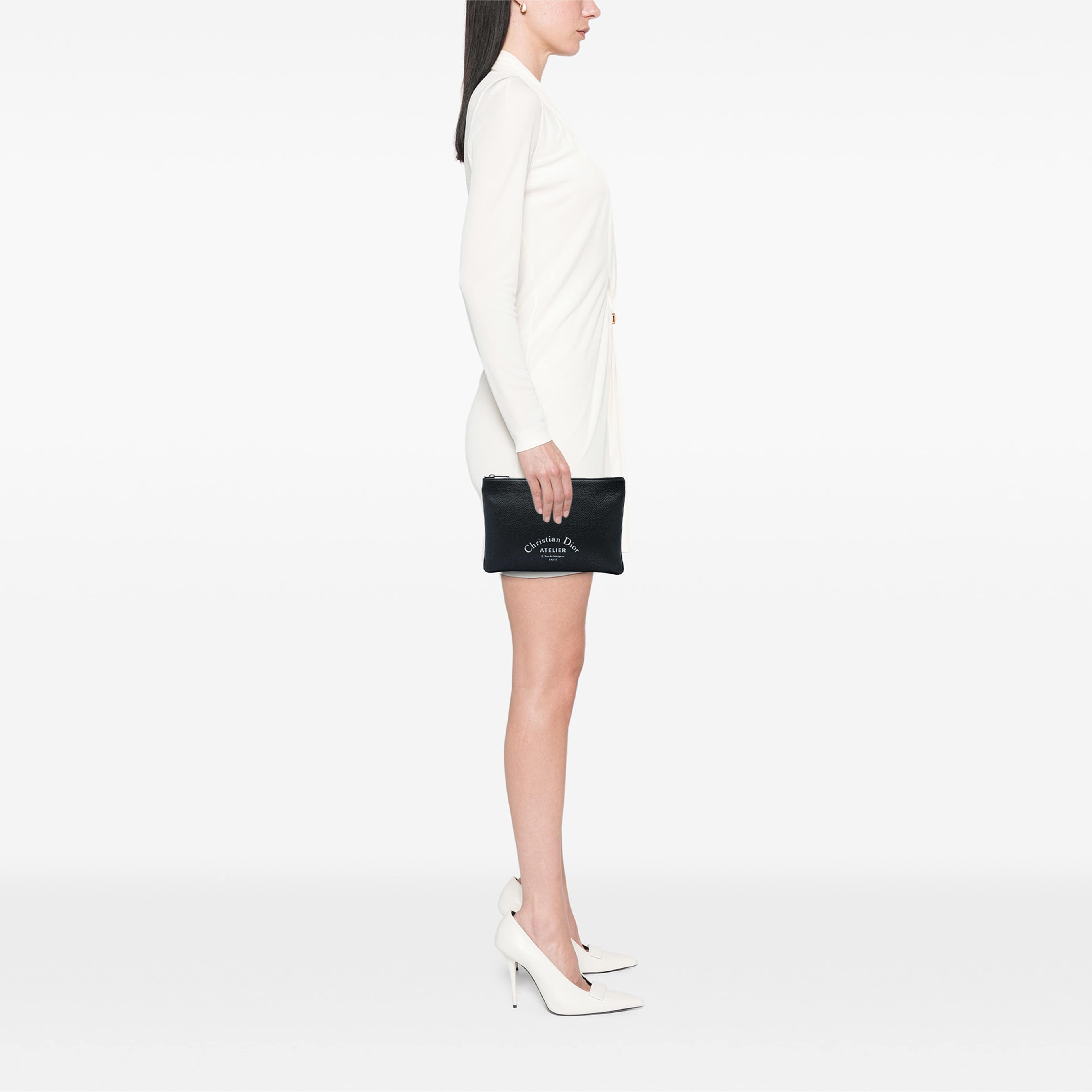 Dior Grained Calfskin Atelier Clutch, från Luxclusif, i färgen svart. Klicka för att öppna bilden i stort format