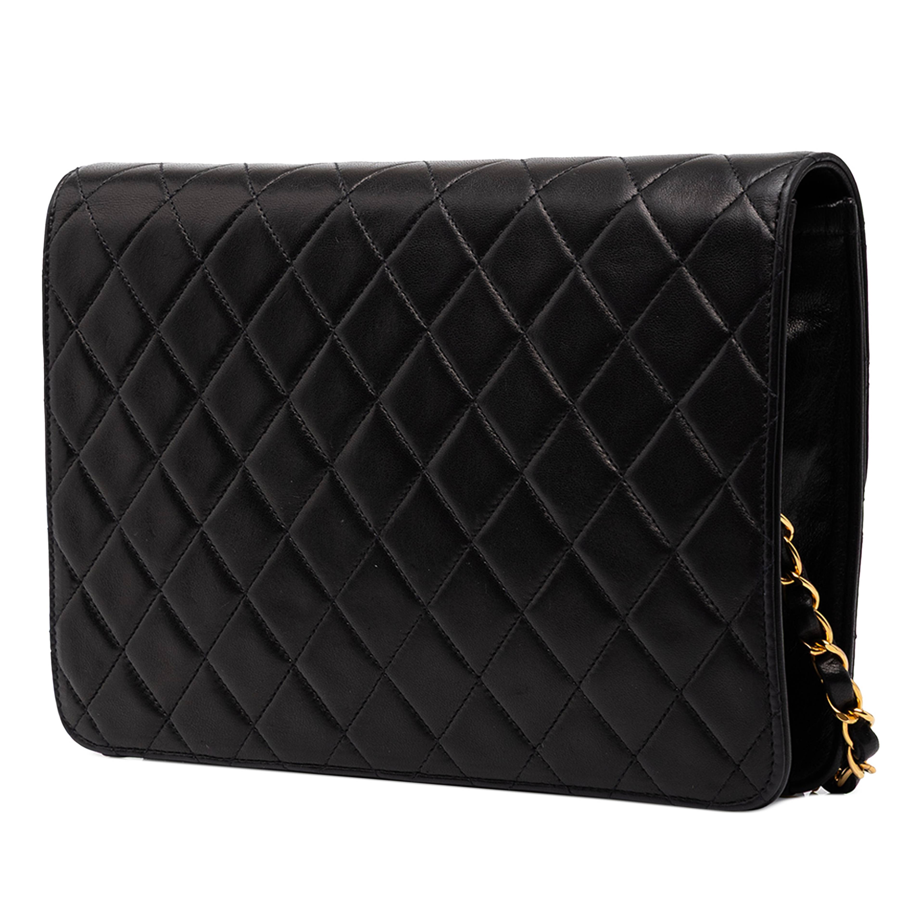 Chanel Medium Cc Quilted Lambskin Single Flap, från Luxclusif, i färgen svart. Klicka för att öppna bilden i stort format