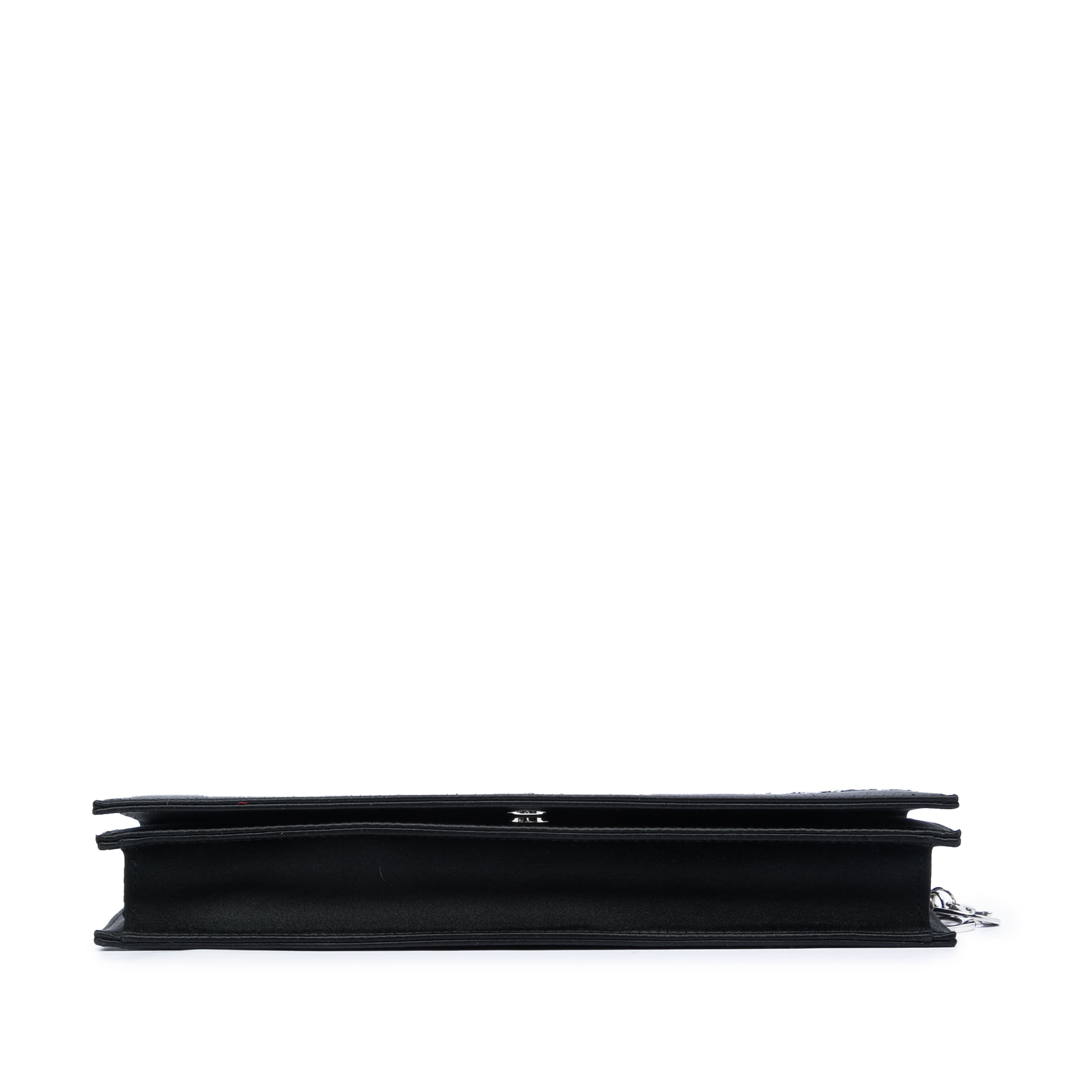 Dior Satin Sequin Clutch With Chain, från Luxclusif, i färgen svart. Klicka för att öppna bilden i stort format