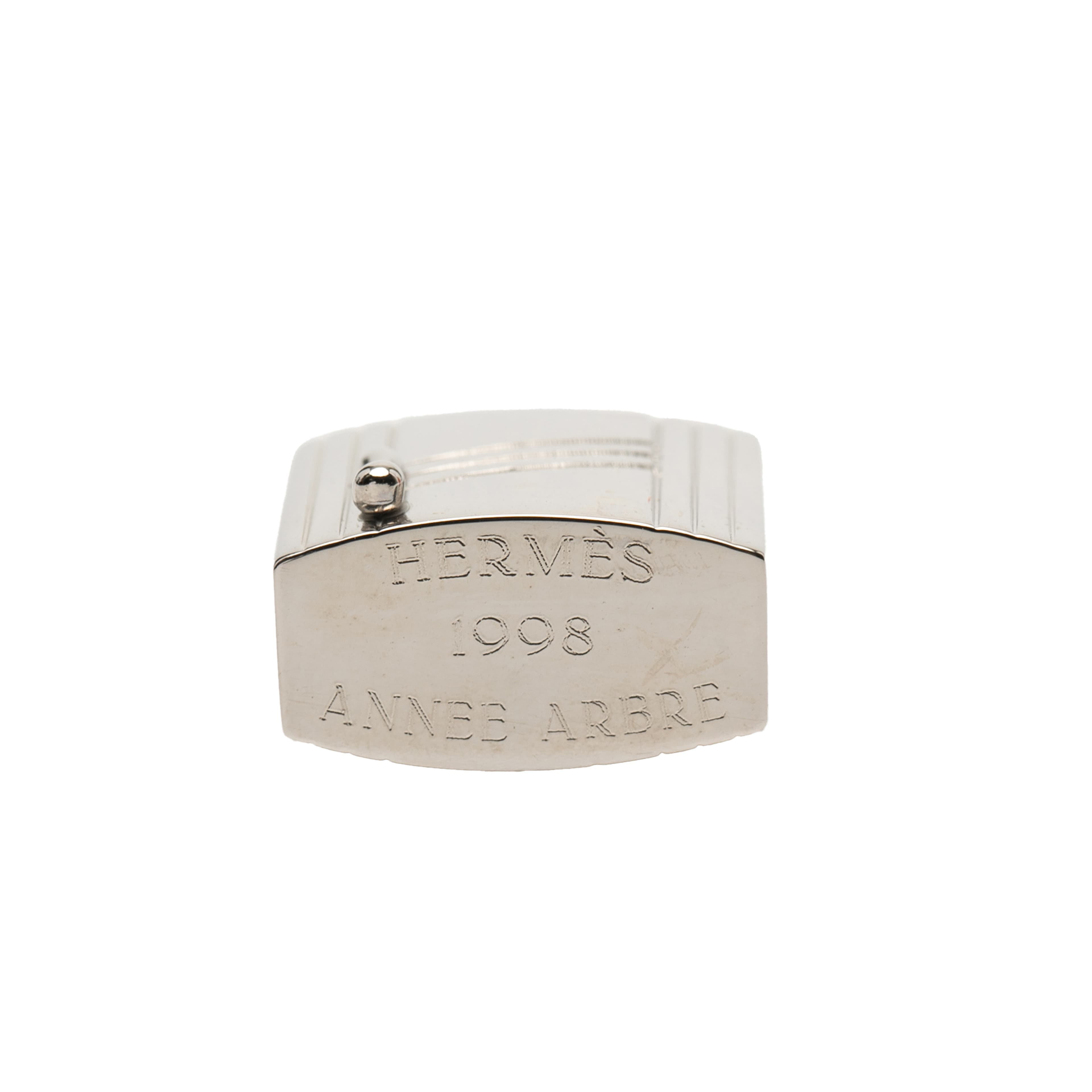 Hermès Palladium Plated Annee Arbre Cadena Lock Charm, från Luxclusif, i färgen silver. Klicka för att öppna bilden i stort format