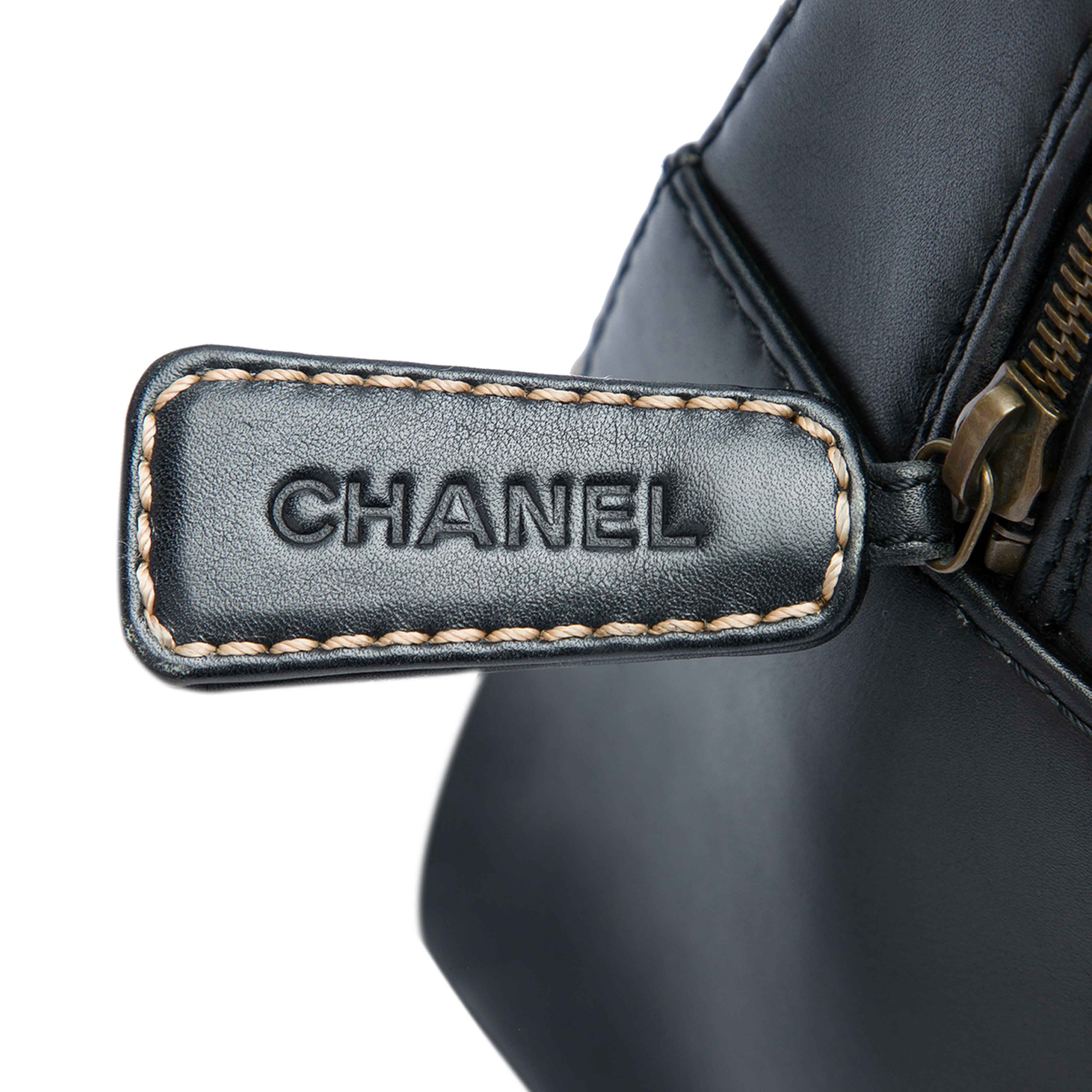 Chanel Cc Calfskin Wild Stitch Handbag, från Luxclusif, i färgen svart. Klicka för att öppna bilden i stort format