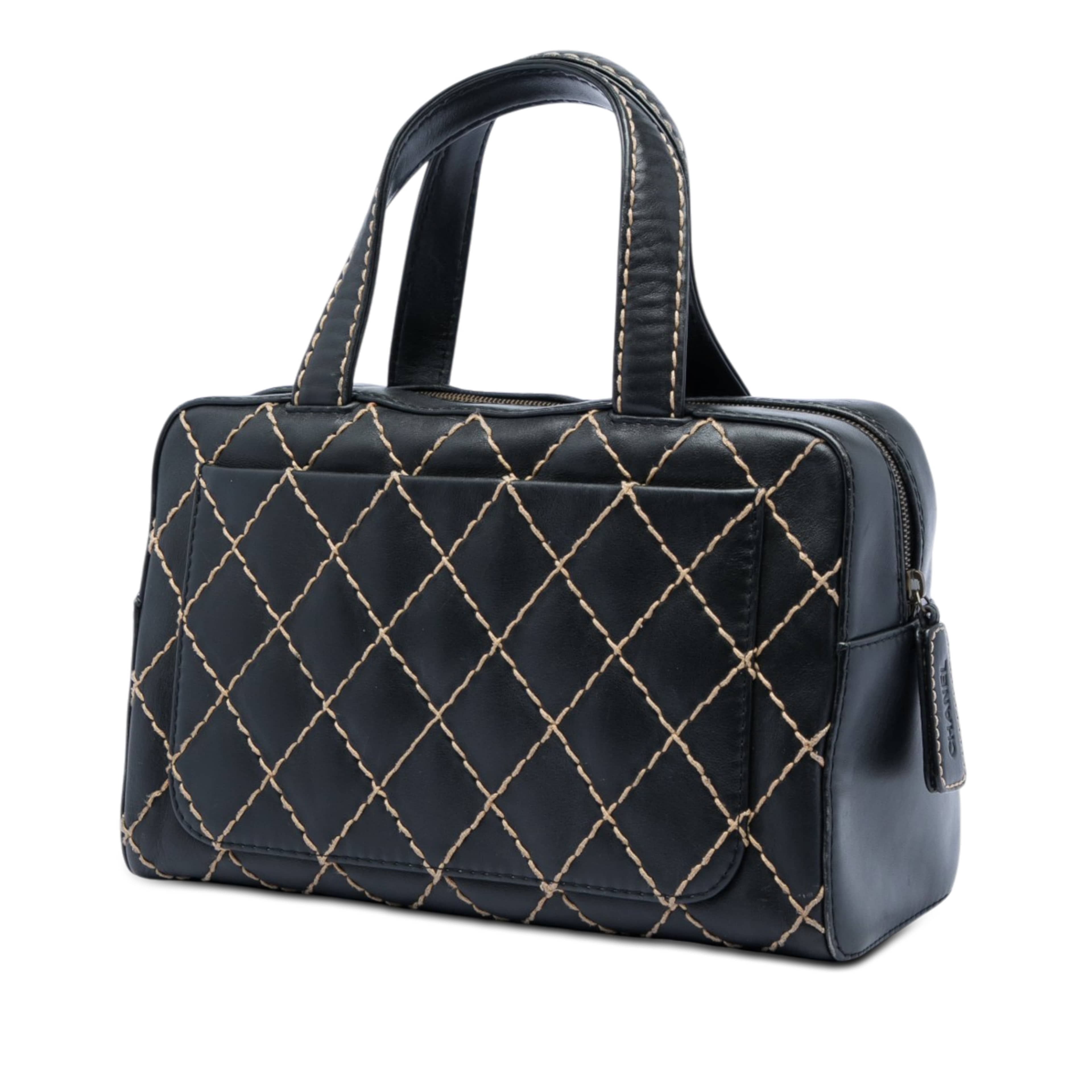Chanel Cc Calfskin Wild Stitch Handbag, från Luxclusif, i färgen svart. Klicka för att öppna bilden i stort format