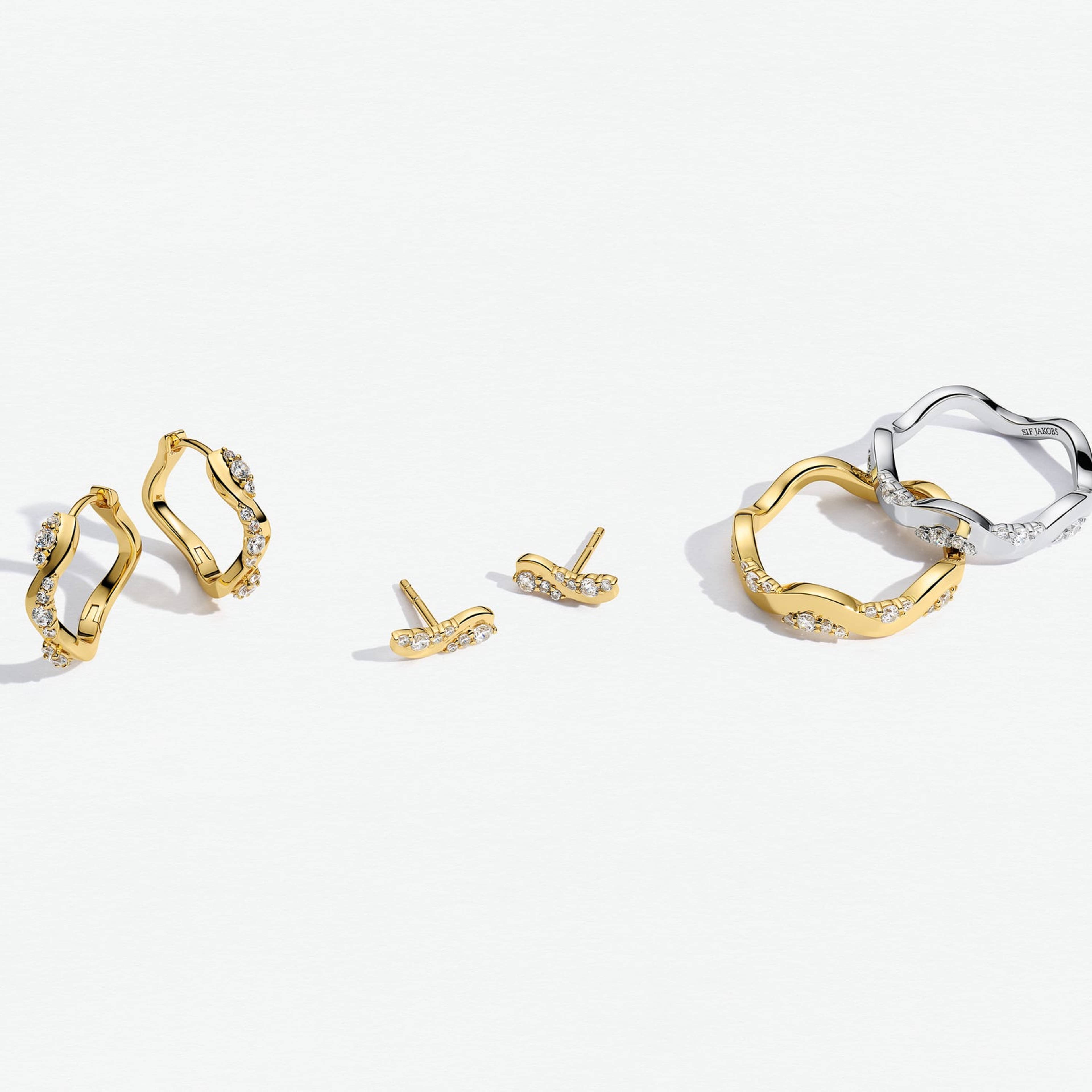 Ring Ellera Waves Altro, från Sif Jakobs Jewellery, i färgen 18k guldpläterad. Klicka för att öppna bilden i stort format