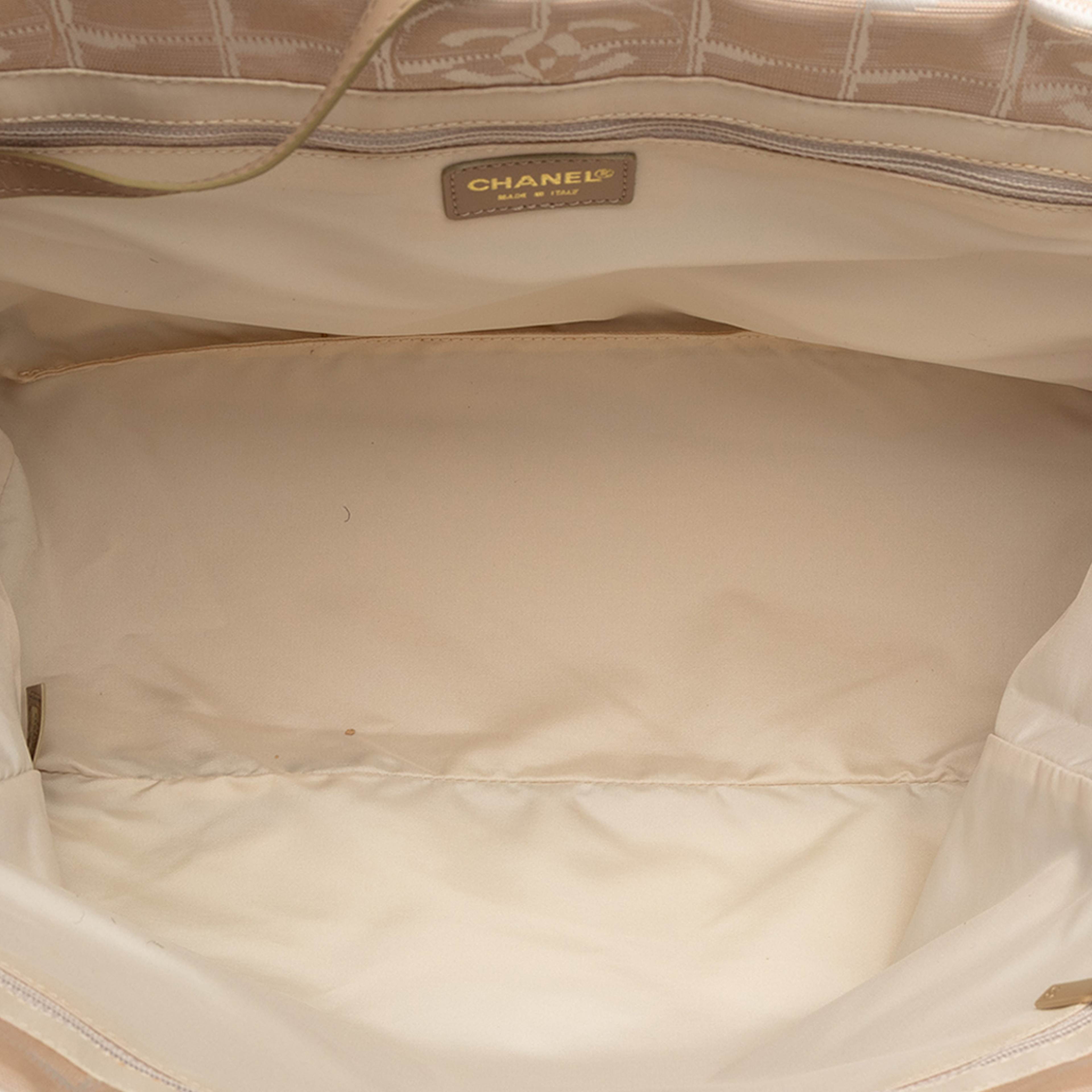 Chanel New Travel Line Nylon Tote, från Luxclusif, i färgen light beige. Klicka för att öppna bilden i stort format