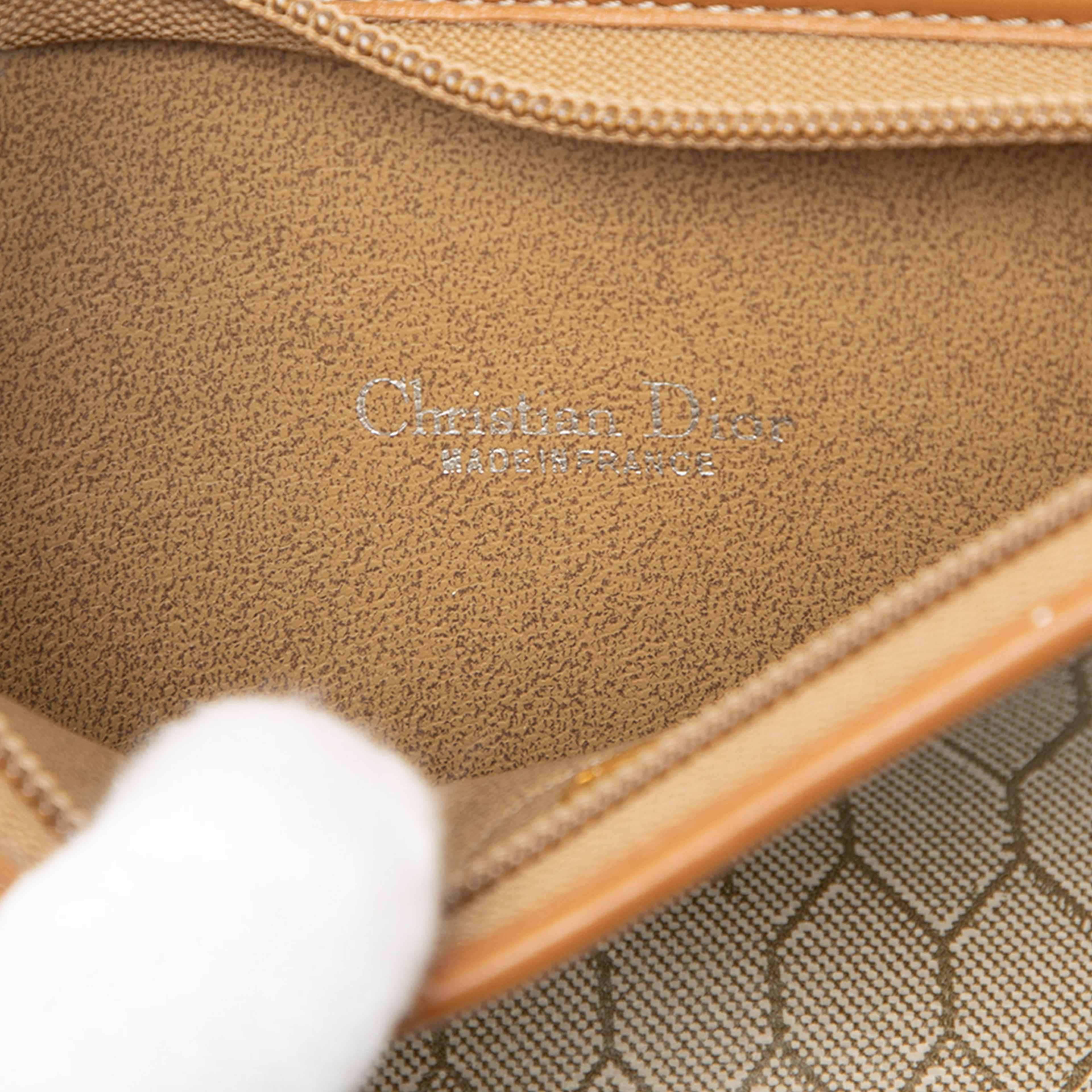 Dior Honeycomb Coated Canvas Pouch, från Luxclusif, i färgen beige. Klicka för att öppna bilden i stort format