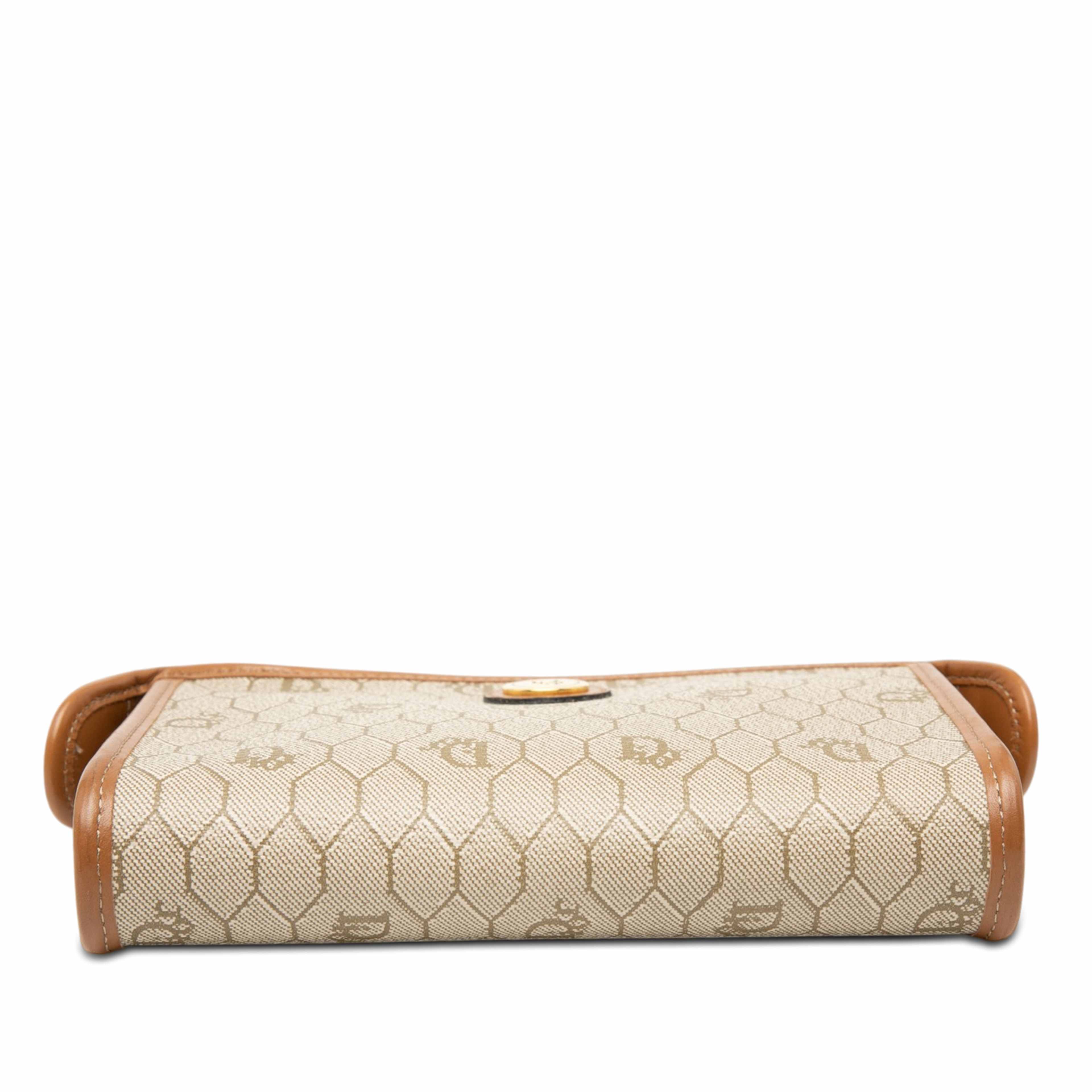 Dior Honeycomb Coated Canvas Pouch, från Luxclusif, i färgen beige. Klicka för att öppna bilden i stort format