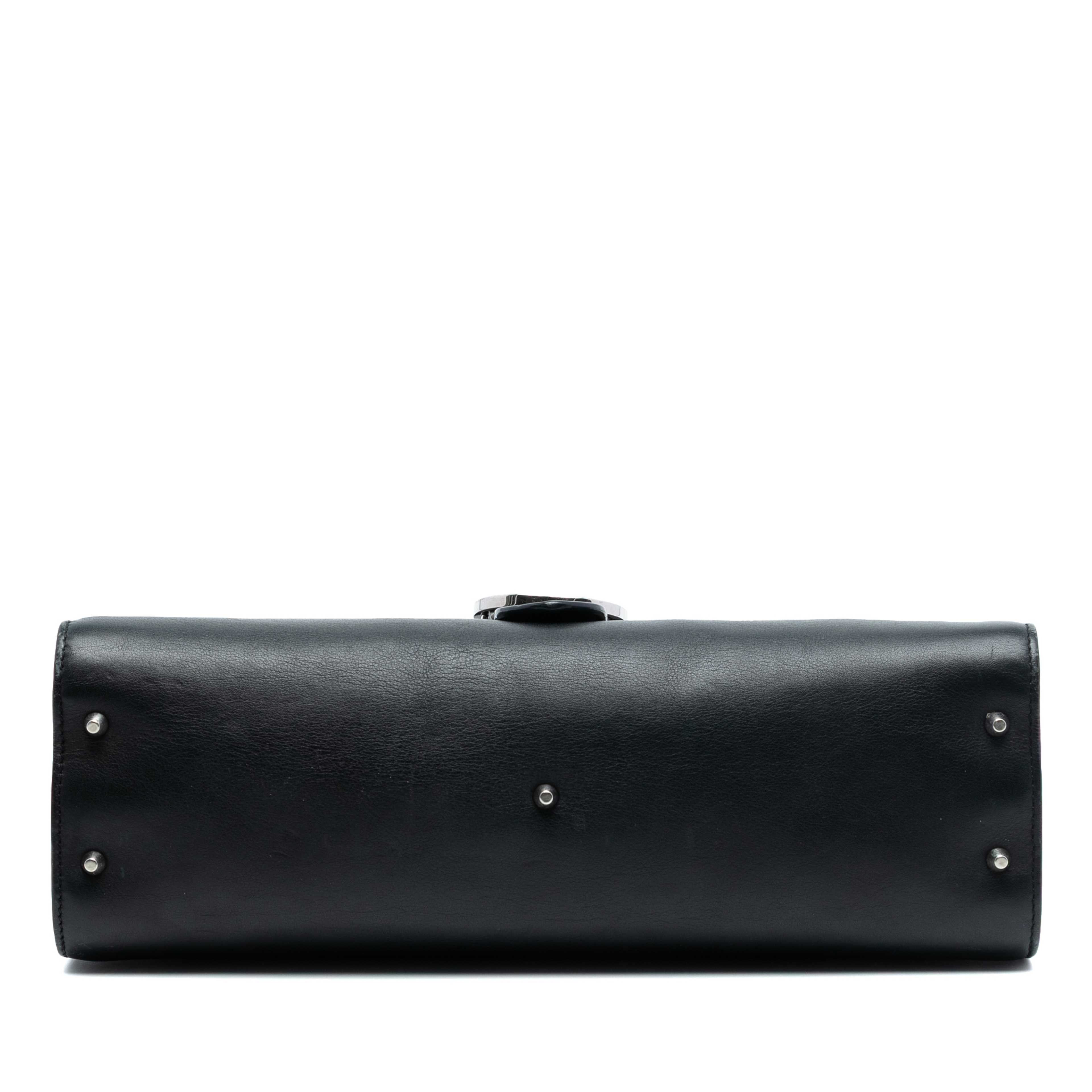 Gucci Medium Leather Dollar Interlocking G Crossbody, från Luxclusif, i färgen svart. Klicka för att öppna bilden i stort format