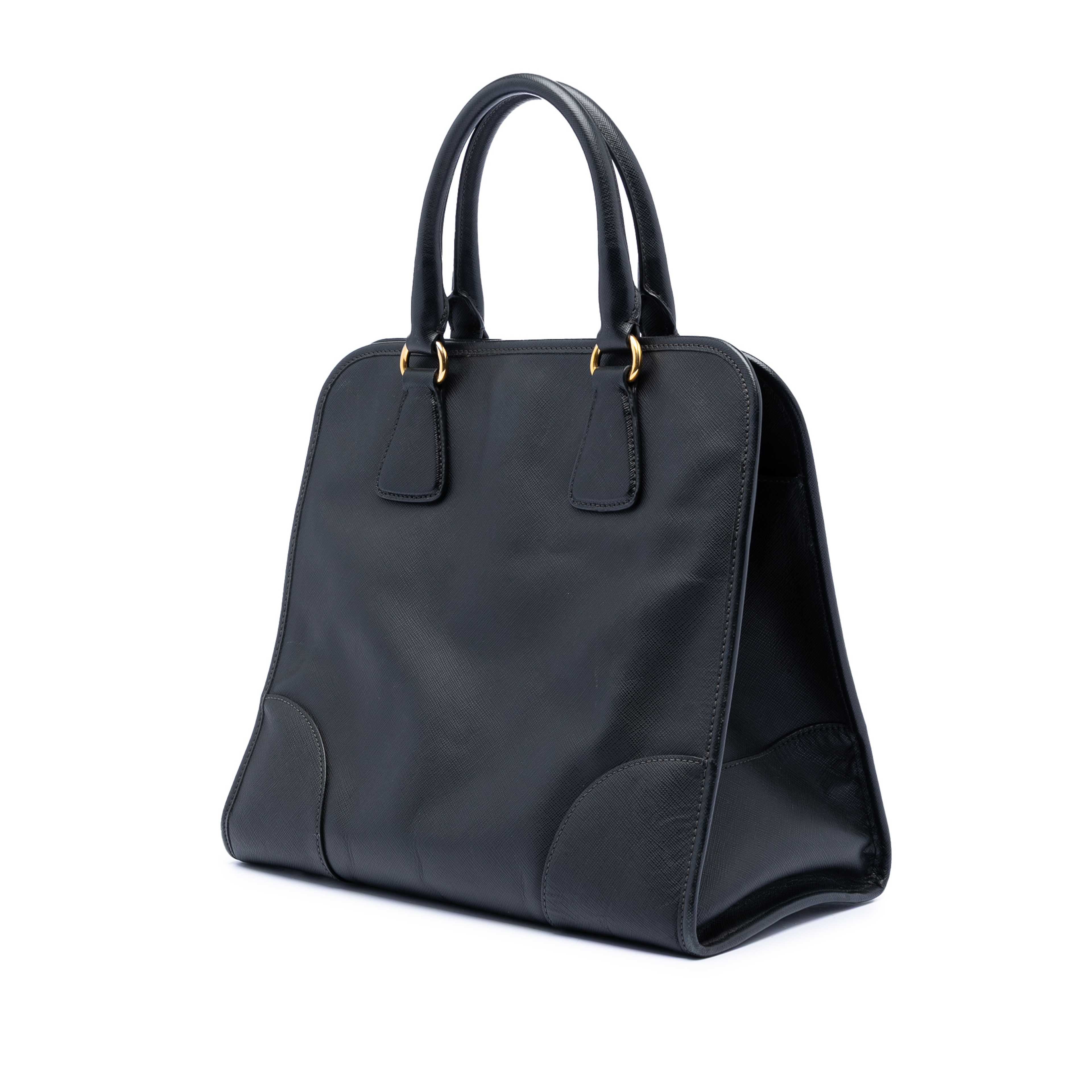Prada Saffiano Lux Convertible Tote, från Luxclusif, i färgen black. Klicka för att öppna bilden i stort format