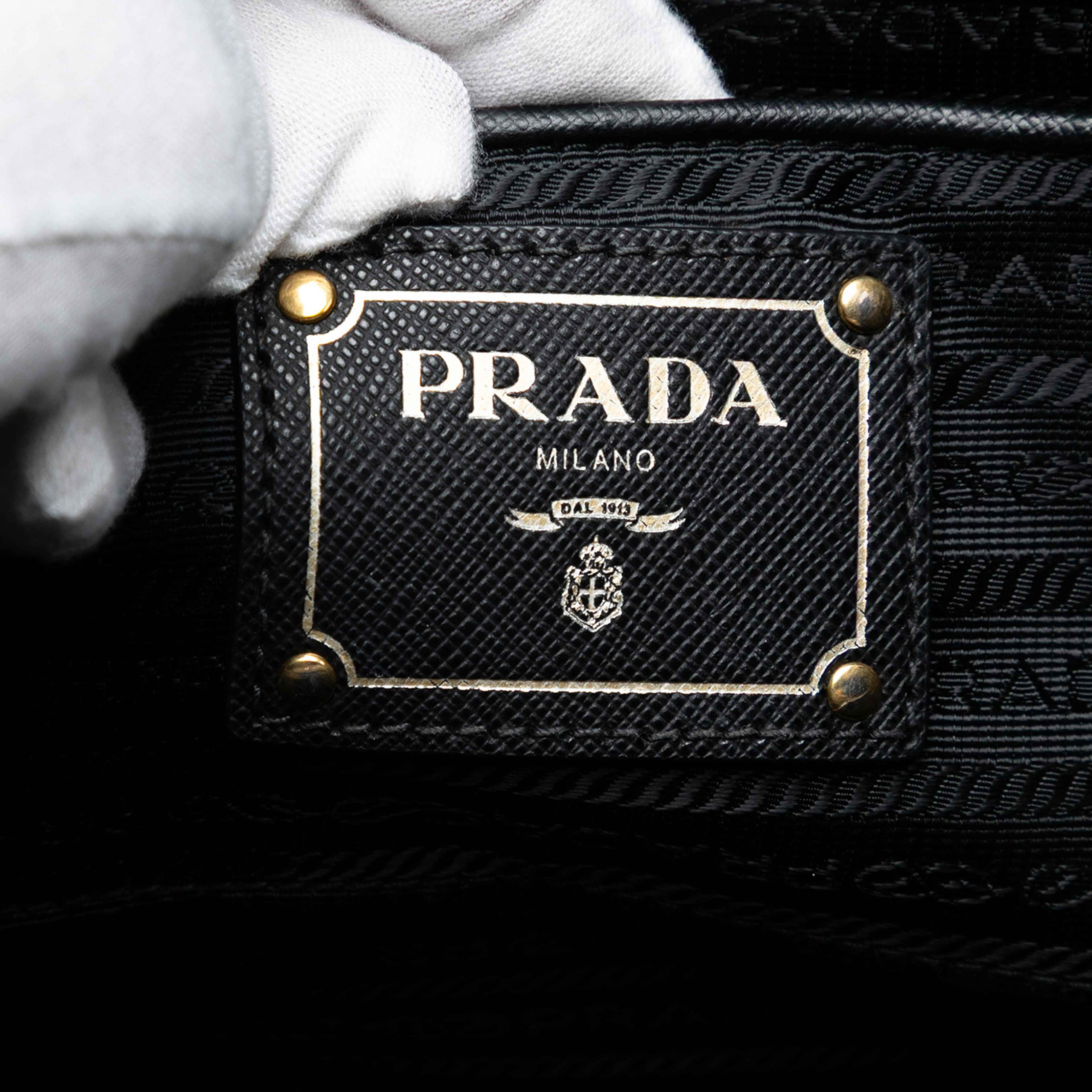 Prada Saffiano Lux Convertible Tote, från Luxclusif, i färgen black. Klicka för att öppna bilden i stort format