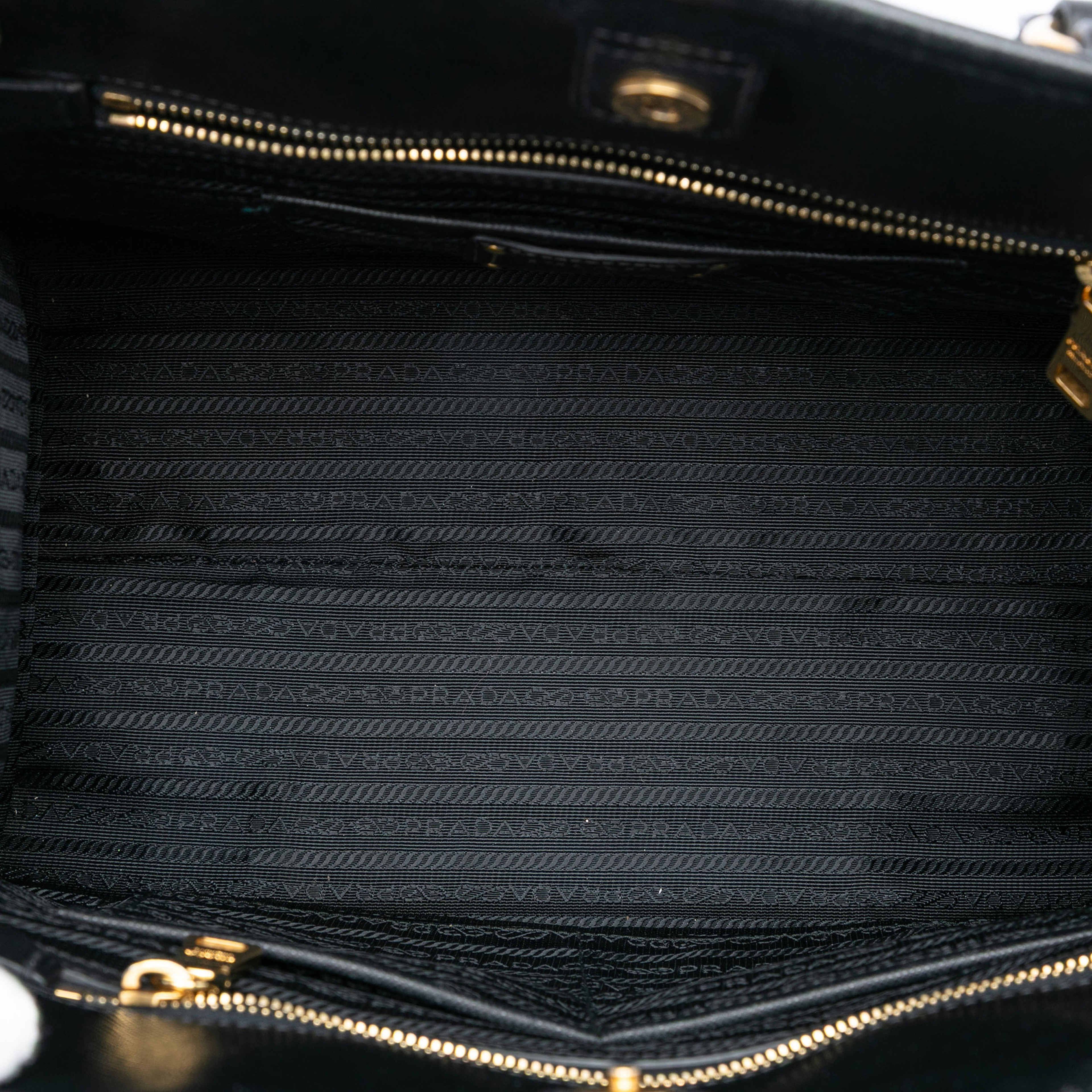 Prada Saffiano Lux Convertible Tote, från Luxclusif, i färgen black. Klicka för att öppna bilden i stort format